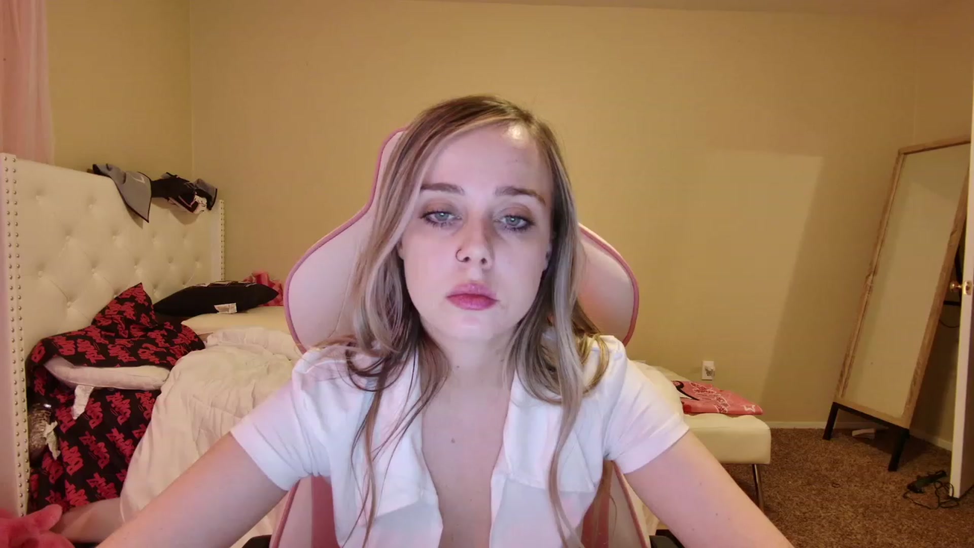 Gallery image thumbnail from lunalovelyy's myfreecams stream on, 07/07/2023, 10:07 image 17 of 20