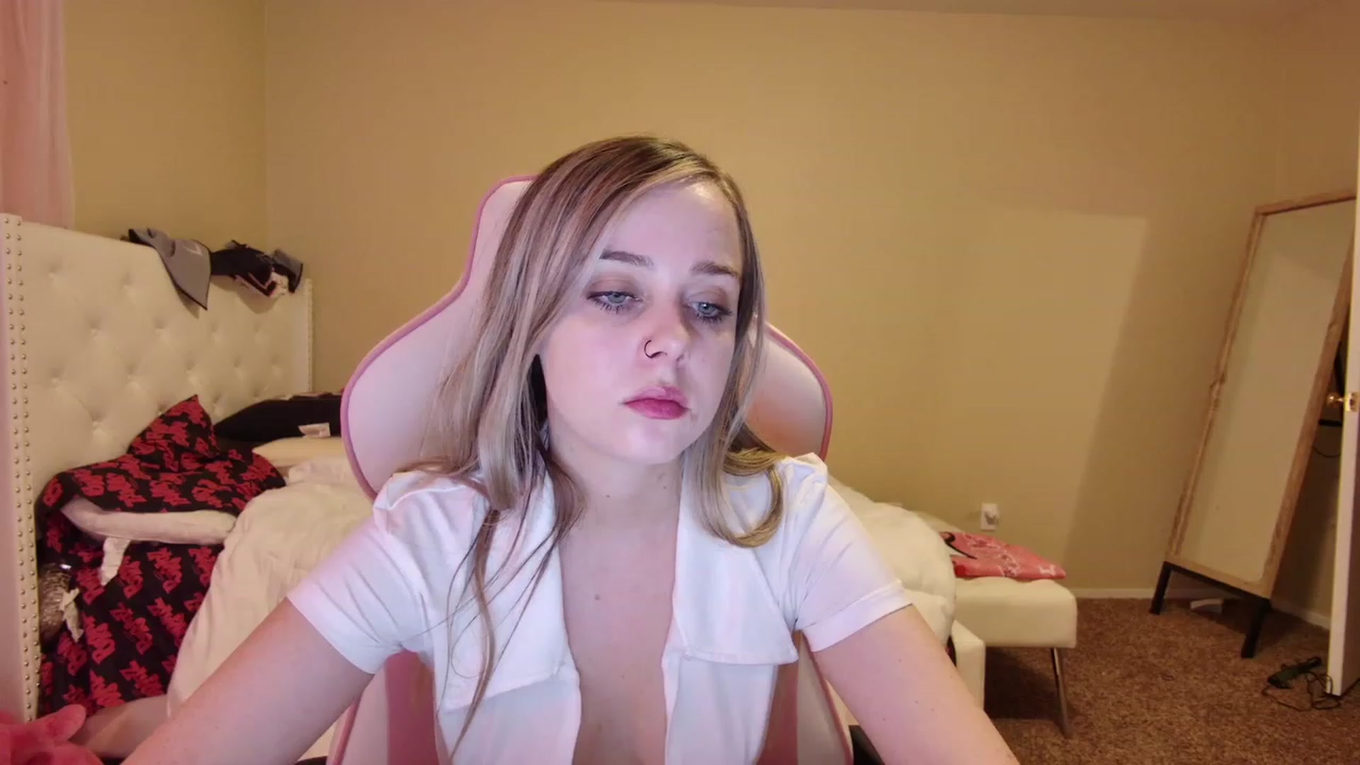 Gallery image thumbnail from lunalovelyy's myfreecams stream on, 07/07/2023, 10:07 image 3 of 20