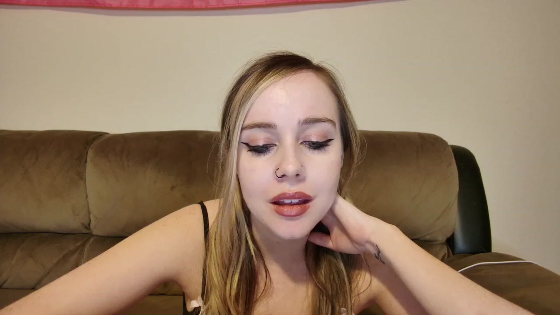Gallery image thumbnail from lunalovelyy's myfreecams stream on, 09/18/2023, 07:25 image 14 of 20