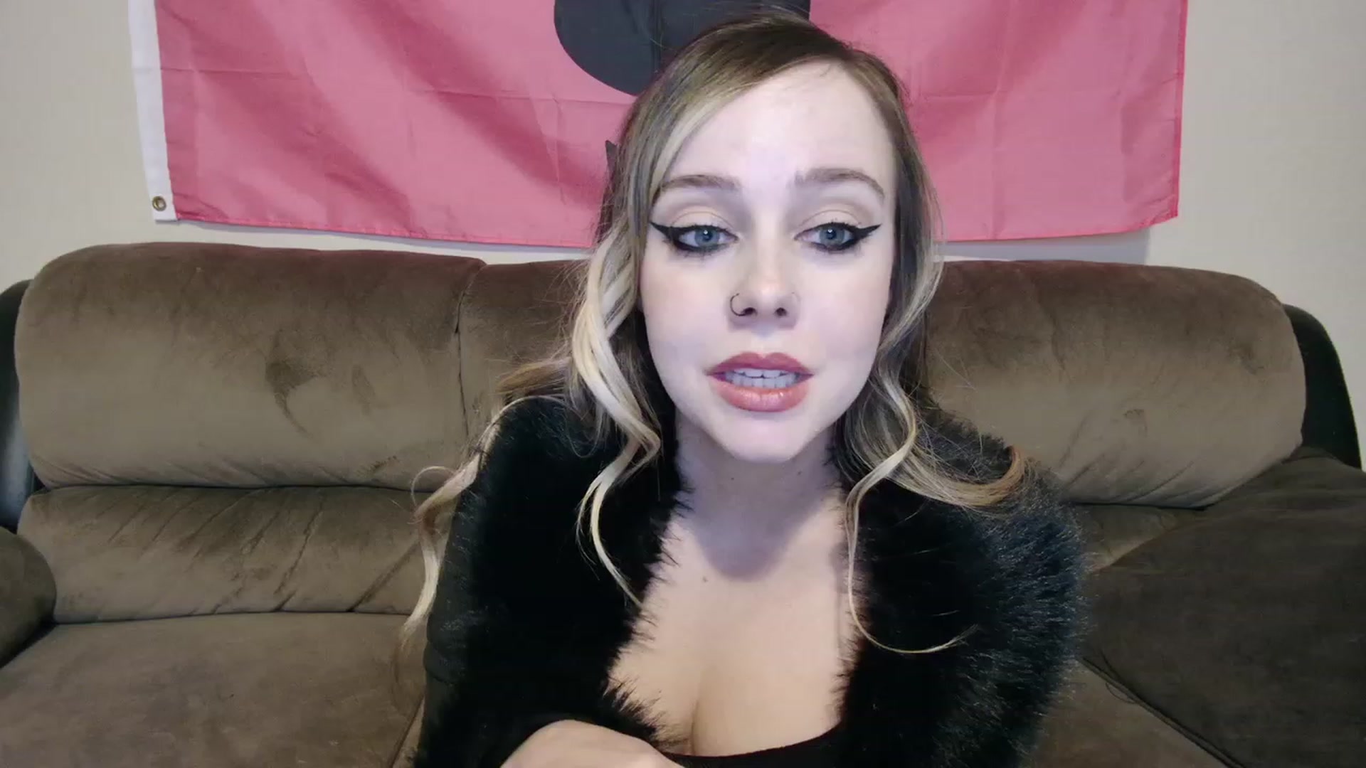 Gallery image thumbnail from lunalovelyy's myfreecams stream on, 11/21/2023, 01:40 image 14 of 20