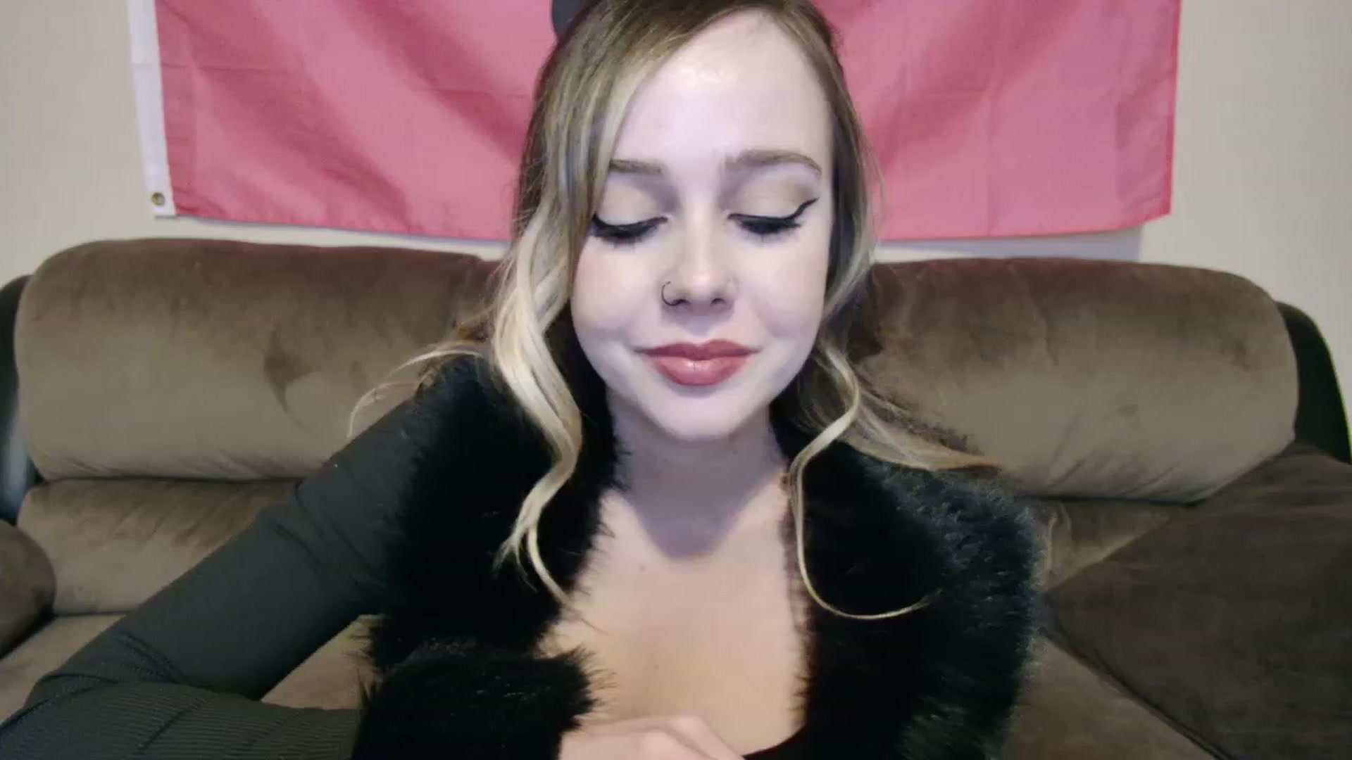 Gallery image thumbnail from lunalovelyy's myfreecams stream on, 11/21/2023, 01:40 image 13 of 20