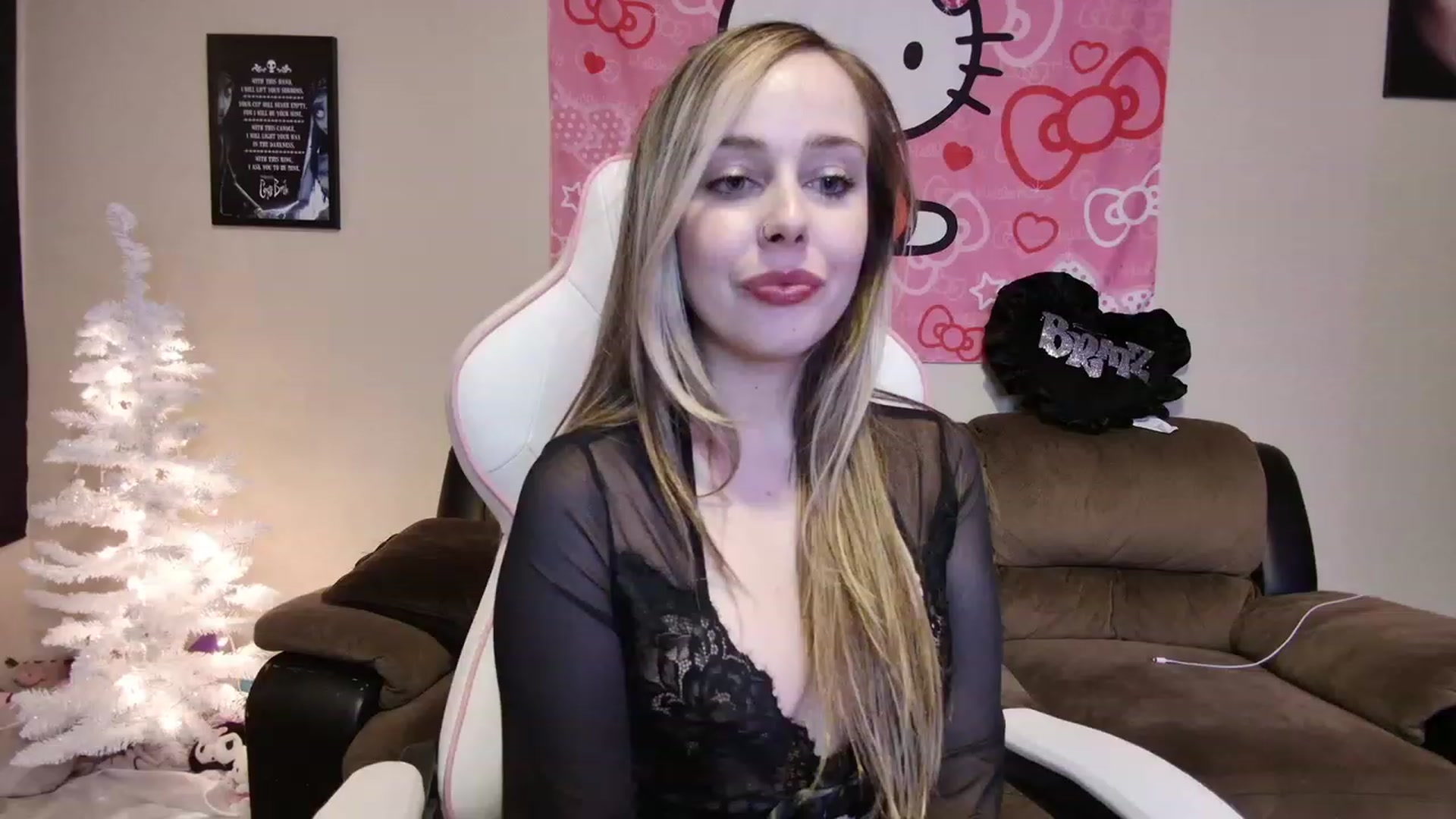 Gallery image thumbnail from lunalovelyy's myfreecams stream on, 12/15/2023, 11:45 image 14 of 20