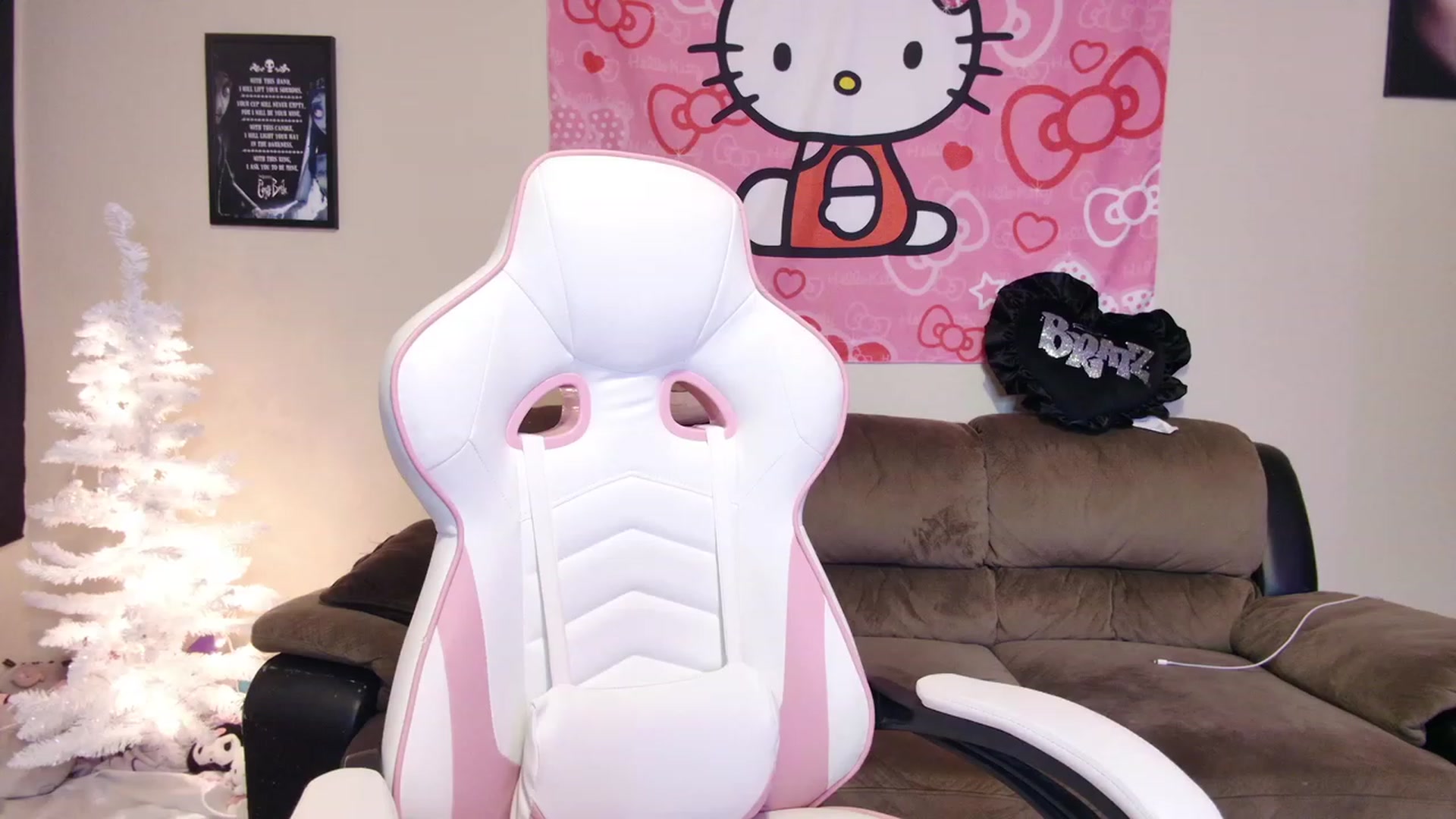 Gallery image thumbnail from lunalovelyy's myfreecams stream on, 12/15/2023, 11:45 image 8 of 20
