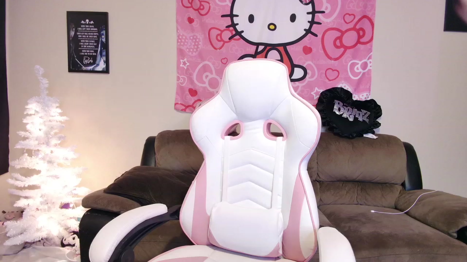 Gallery image thumbnail from lunalovelyy's myfreecams stream on, 12/15/2023, 11:45 image 12 of 20