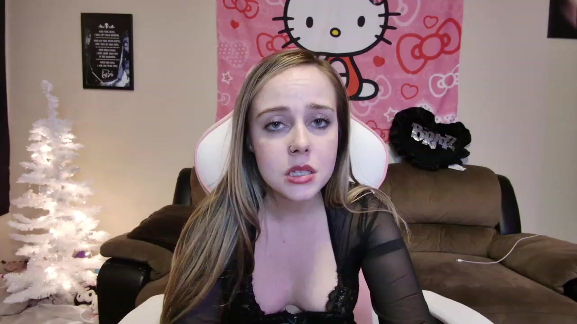 Gallery image thumbnail from lunalovelyy's myfreecams stream on, 12/15/2023, 11:45 image 20 of 20