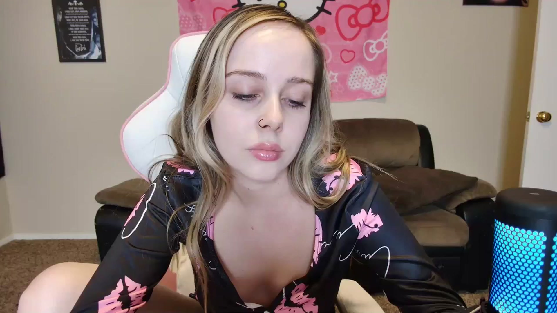 Gallery image thumbnail from lunalovelyy's myfreecams stream on, 03/09/2024, 12:26 image 1 of 20