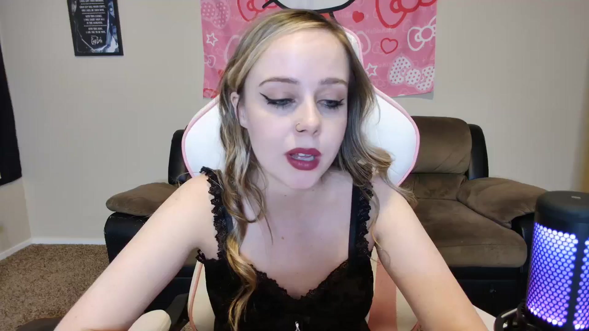 Gallery image thumbnail from lunalovelyy's myfreecams stream on, 03/12/2024, 08:10 image 19 of 20