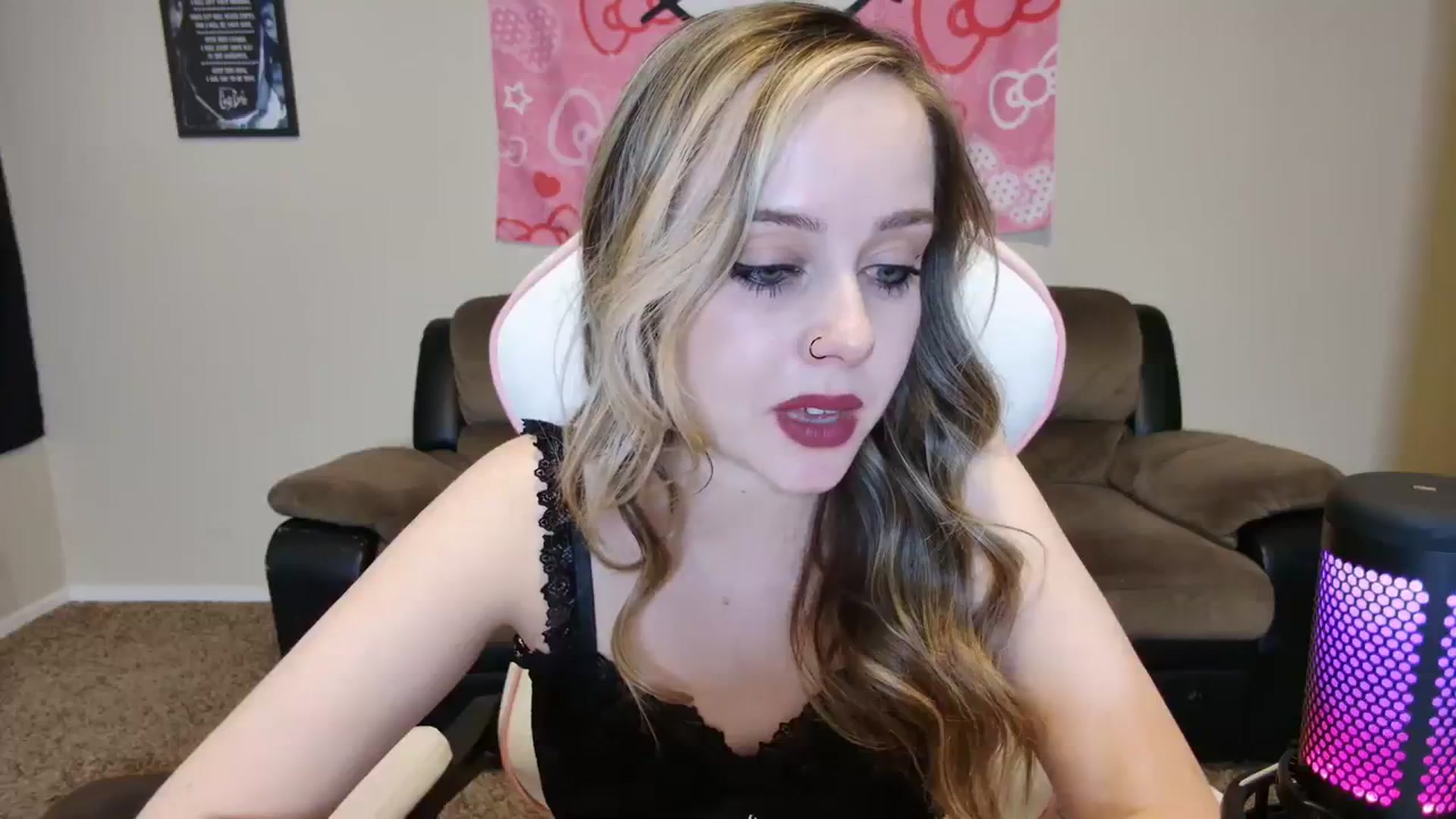 Gallery image thumbnail from lunalovelyy's myfreecams stream on, 03/12/2024, 08:10 image 15 of 20