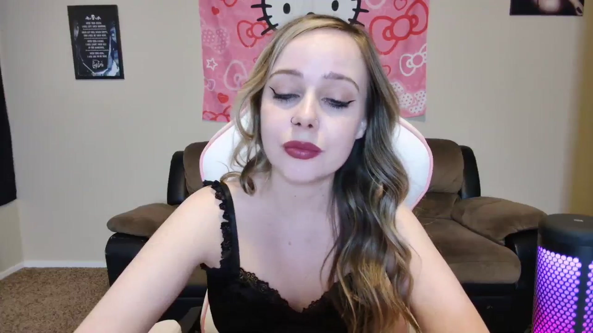 Gallery image thumbnail from lunalovelyy's myfreecams stream on, 03/12/2024, 08:10 image 8 of 20