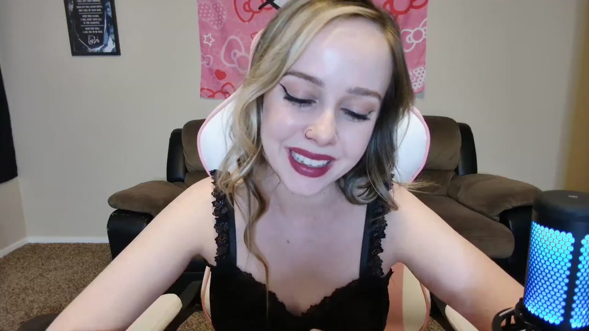 Gallery image thumbnail from lunalovelyy's myfreecams stream on, 03/12/2024, 08:10 image 13 of 20