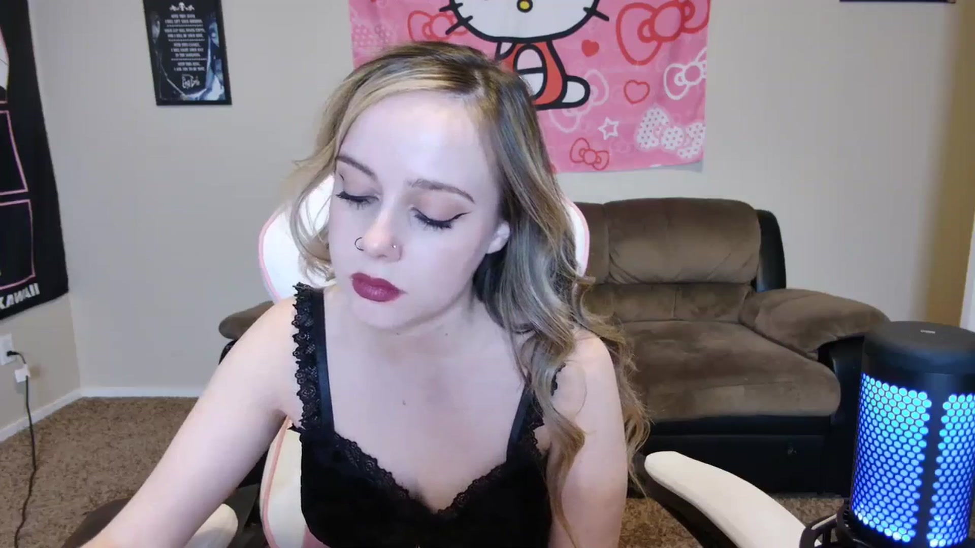 Gallery image thumbnail from lunalovelyy's myfreecams stream on, 03/12/2024, 08:10 image 2 of 20