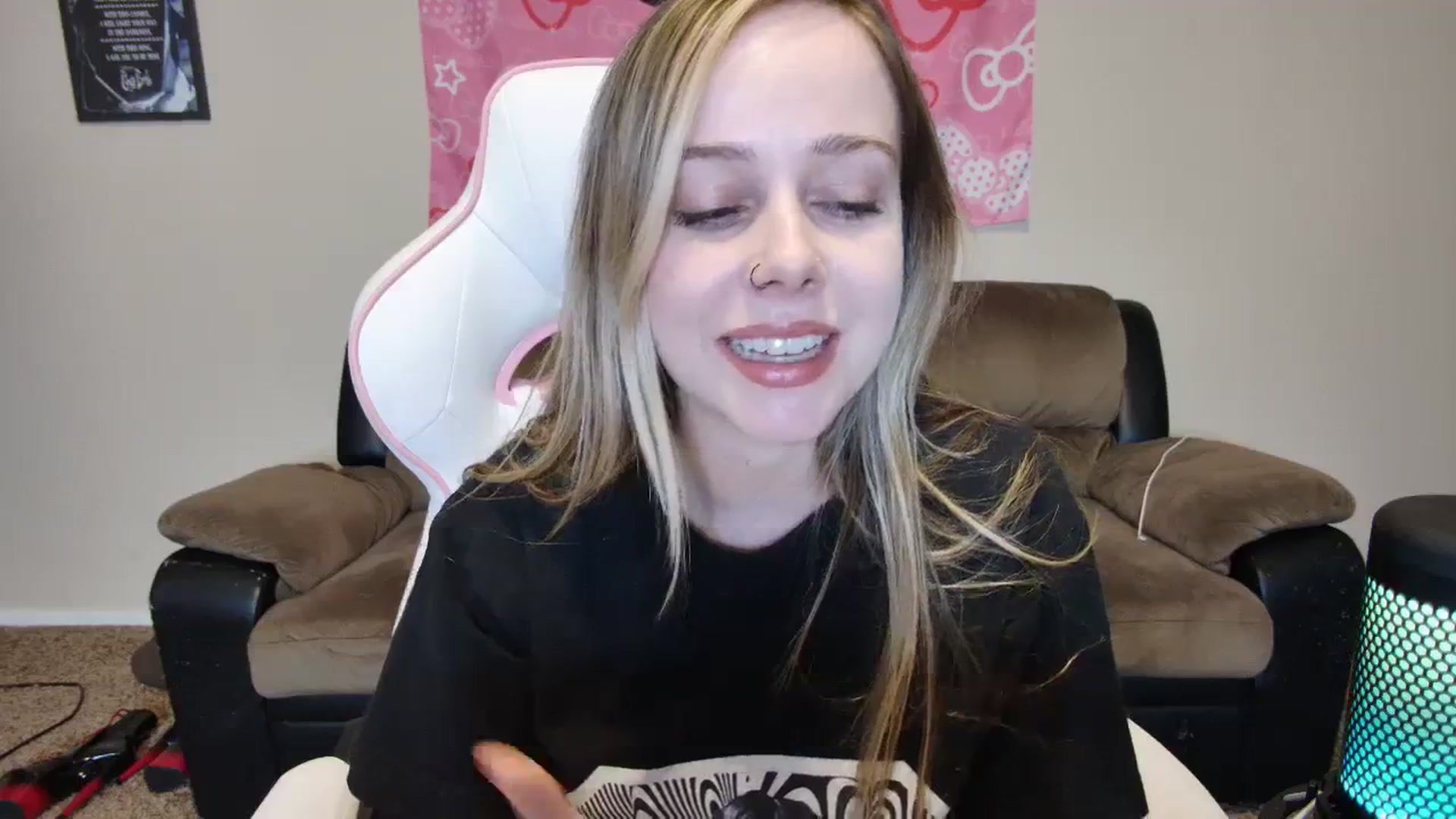 Gallery image thumbnail from lunalovelyy's myfreecams stream on, 03/21/2024, 08:54 image 11 of 20