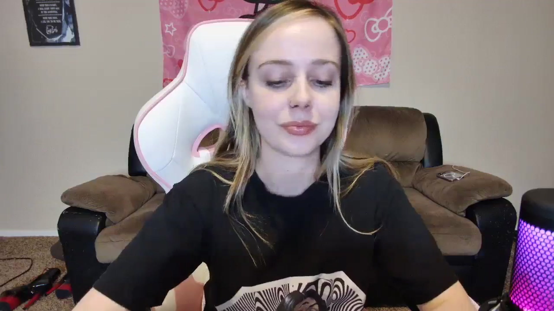 Gallery image thumbnail from lunalovelyy's myfreecams stream on, 03/21/2024, 08:54 image 9 of 20