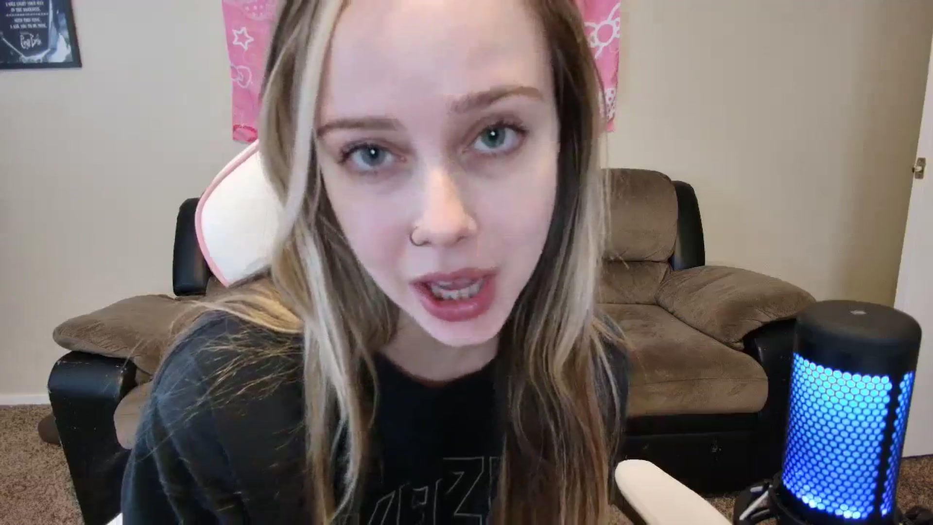 Gallery image thumbnail from lunalovelyy's myfreecams stream on, 03/26/2024, 20:07 image 11 of 20