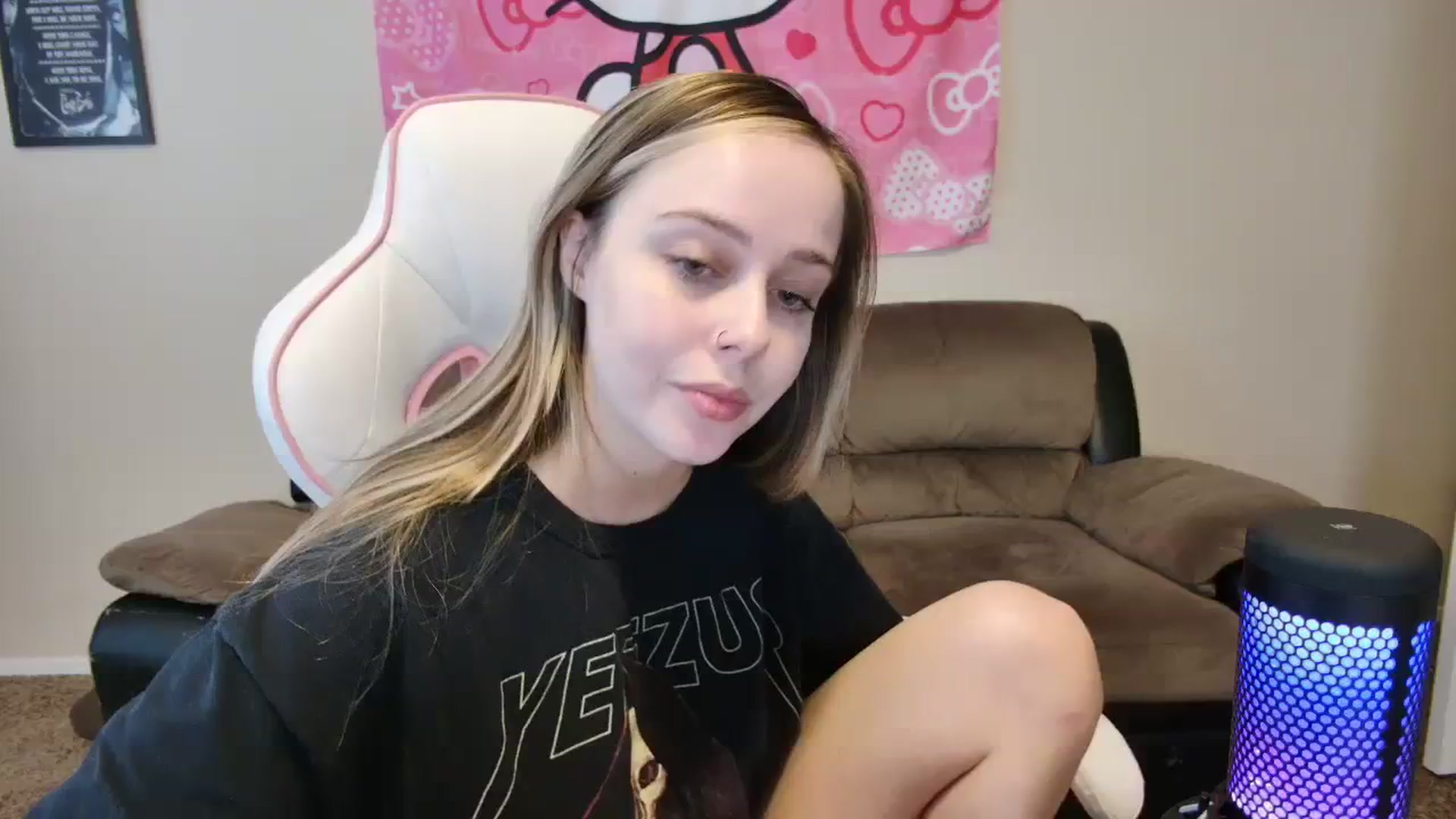 Gallery image thumbnail from lunalovelyy's myfreecams stream on, 03/26/2024, 20:07 image 1 of 20