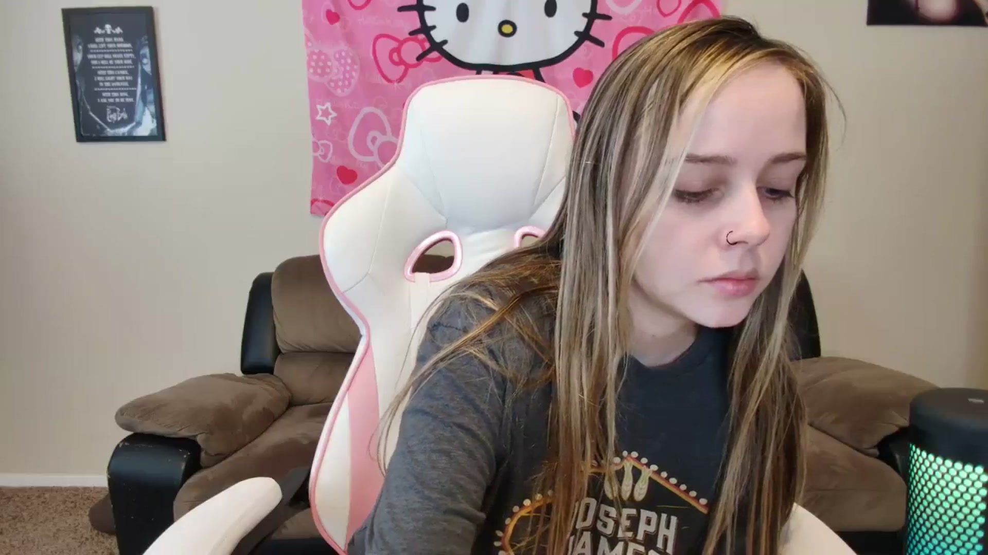 Gallery image thumbnail from lunalovelyy's myfreecams stream on, 03/27/2024, 18:21 image 12 of 20