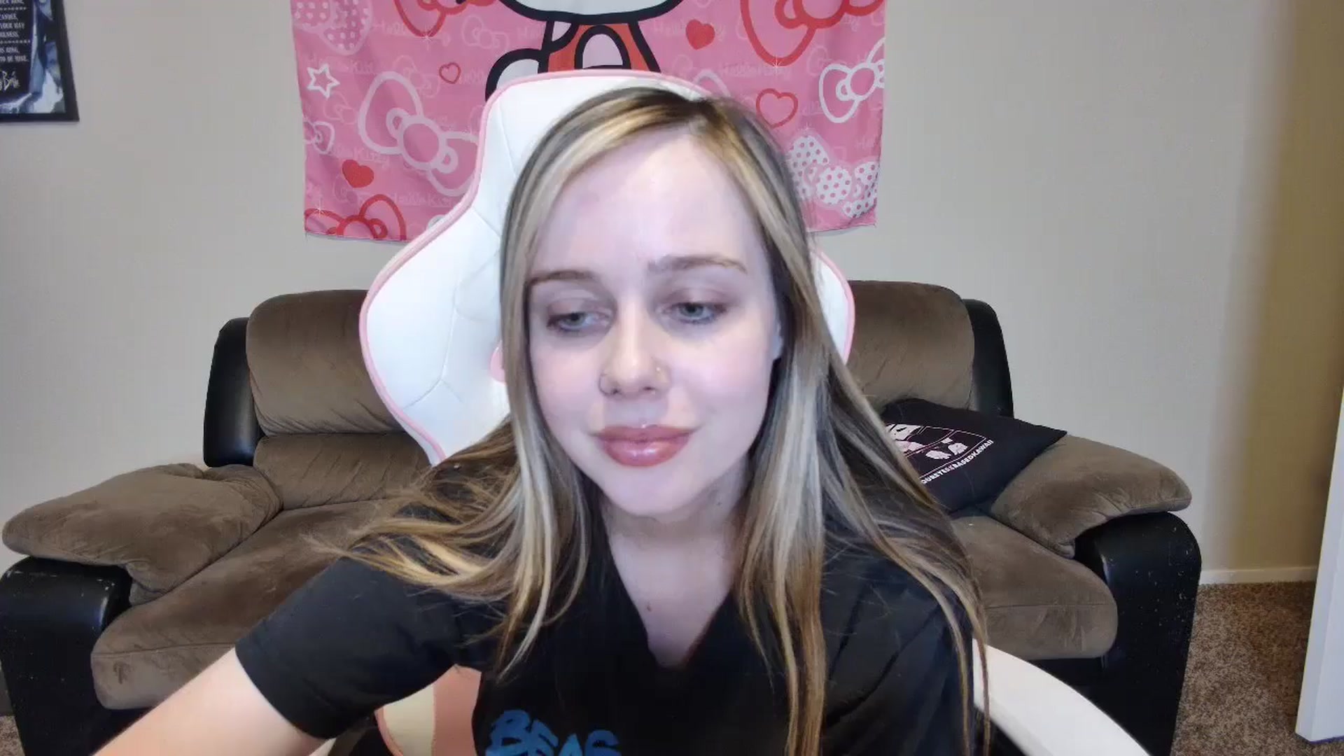 Gallery image thumbnail from lunalovelyy's myfreecams stream on, 06/13/2024, 08:03 image 10 of 20