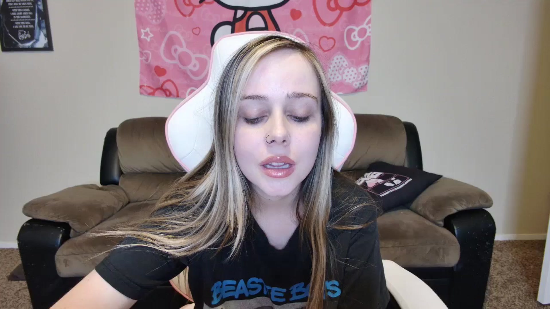 Gallery image thumbnail from lunalovelyy's myfreecams stream on, 06/13/2024, 08:03 image 12 of 20