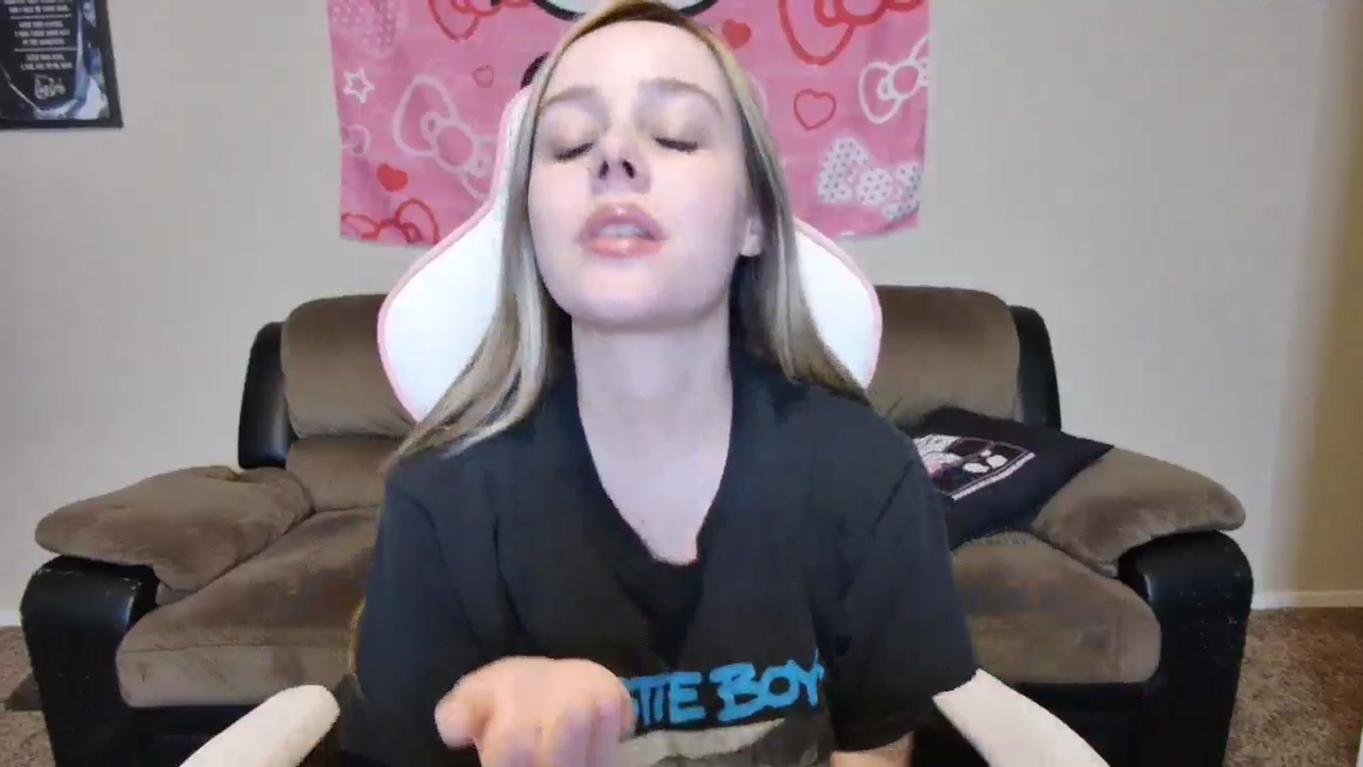 Gallery image thumbnail from lunalovelyy's myfreecams stream on, 06/13/2024, 08:03 image 16 of 20