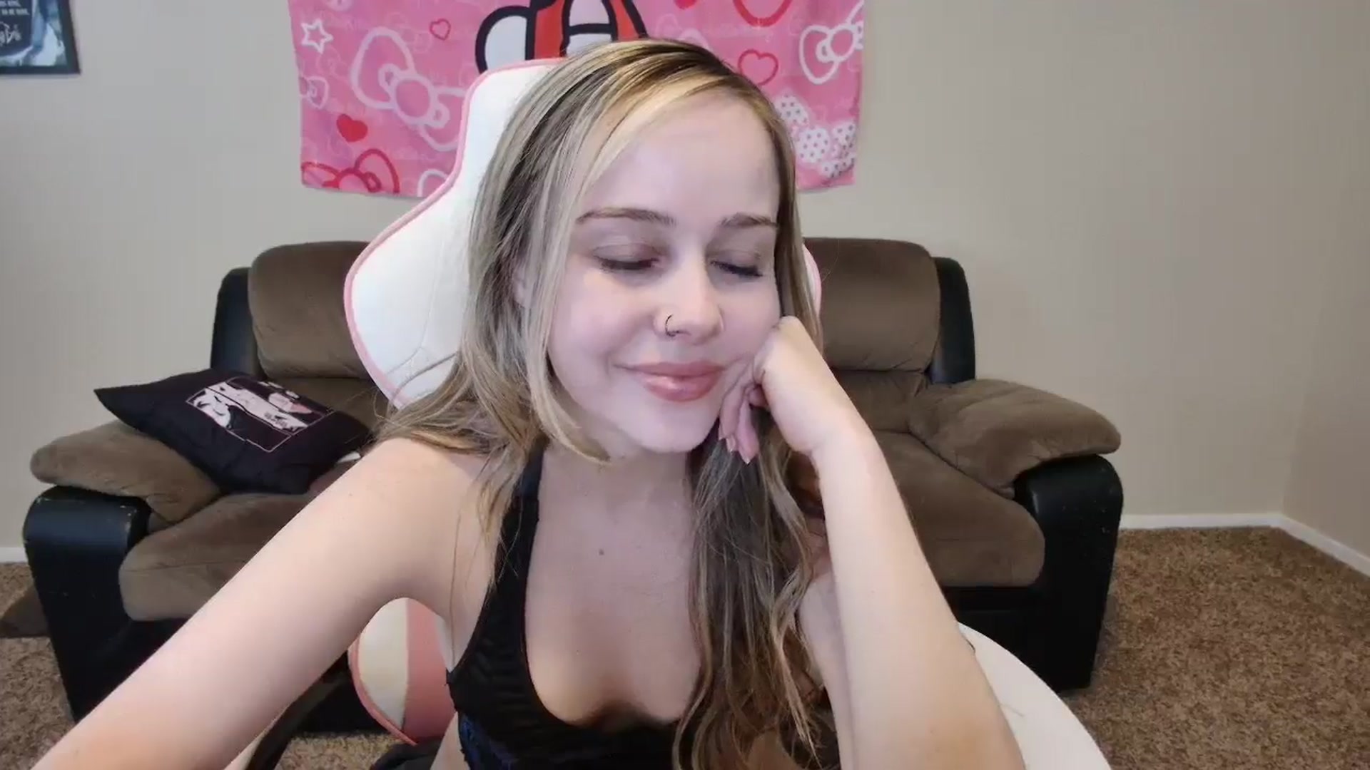 Gallery image thumbnail from lunalovelyy's myfreecams stream on, 06/16/2024, 24:19 image 19 of 20