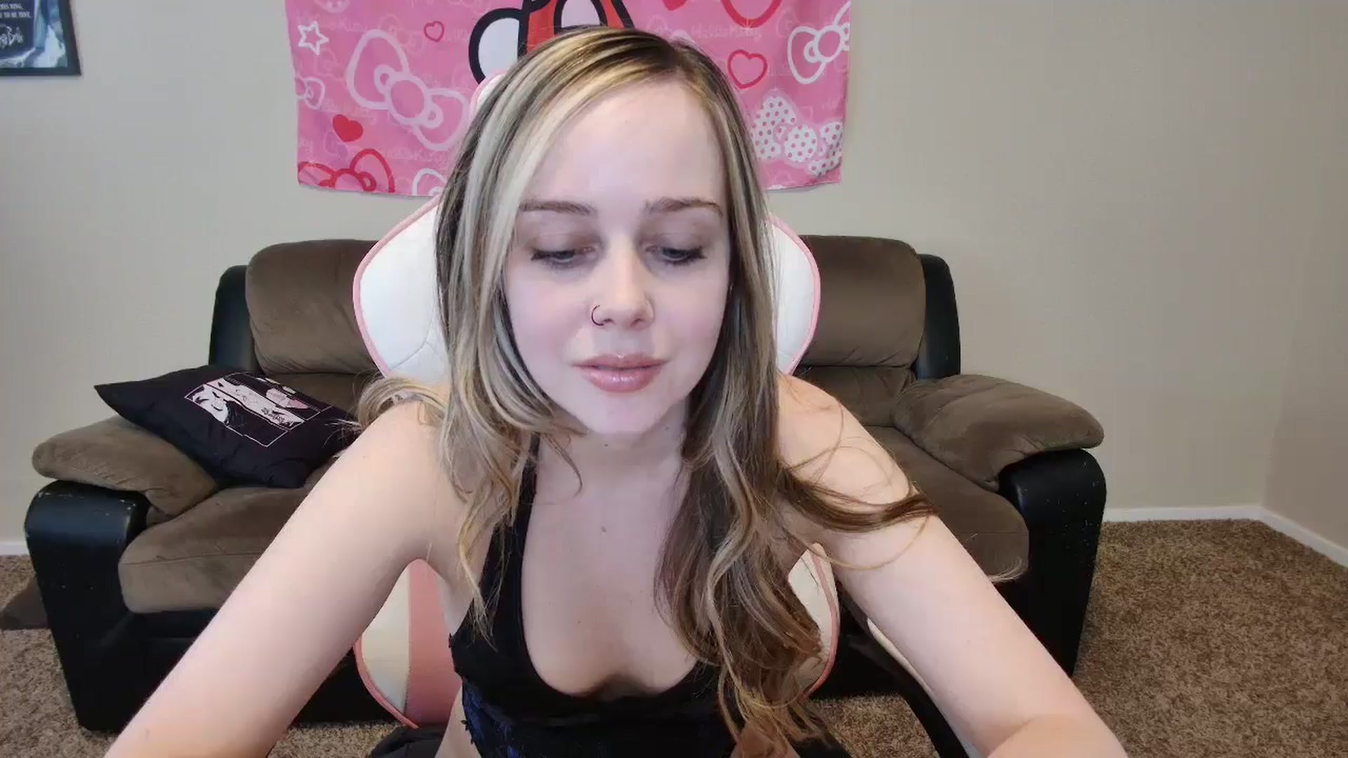 Gallery image thumbnail from lunalovelyy's myfreecams stream on, 06/16/2024, 24:19 image 3 of 20