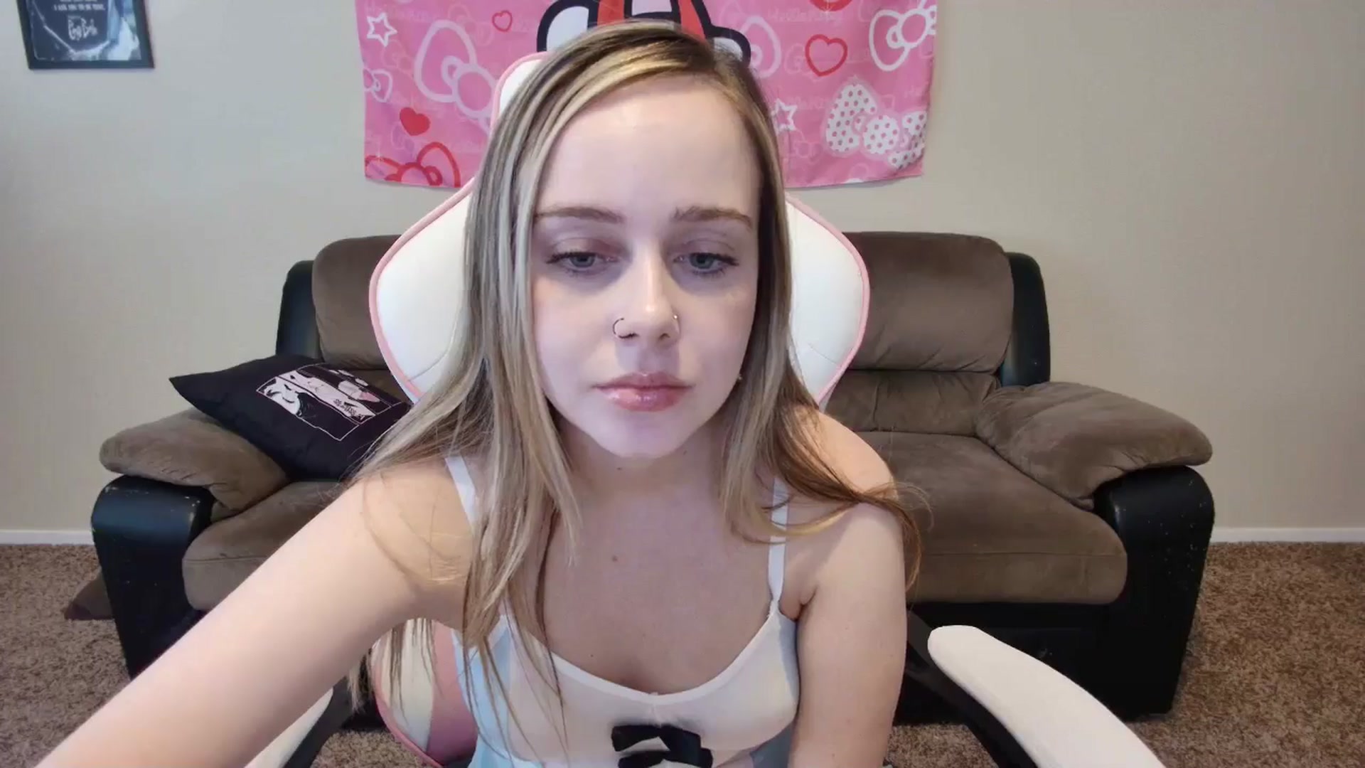 Gallery image thumbnail from lunalovelyy's myfreecams stream on, 06/18/2024, 01:37 image 18 of 20