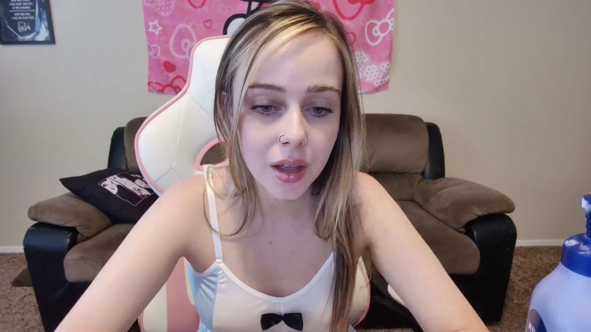 Gallery image thumbnail from lunalovelyy's myfreecams stream on, 06/18/2024, 01:37 image 13 of 20