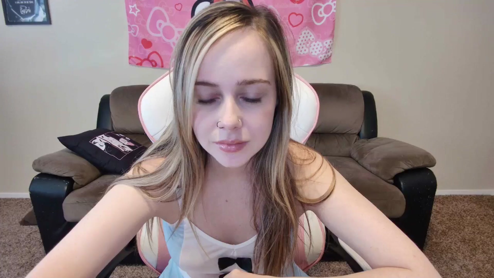 Gallery image thumbnail from lunalovelyy's myfreecams stream on, 06/18/2024, 01:37 image 15 of 20