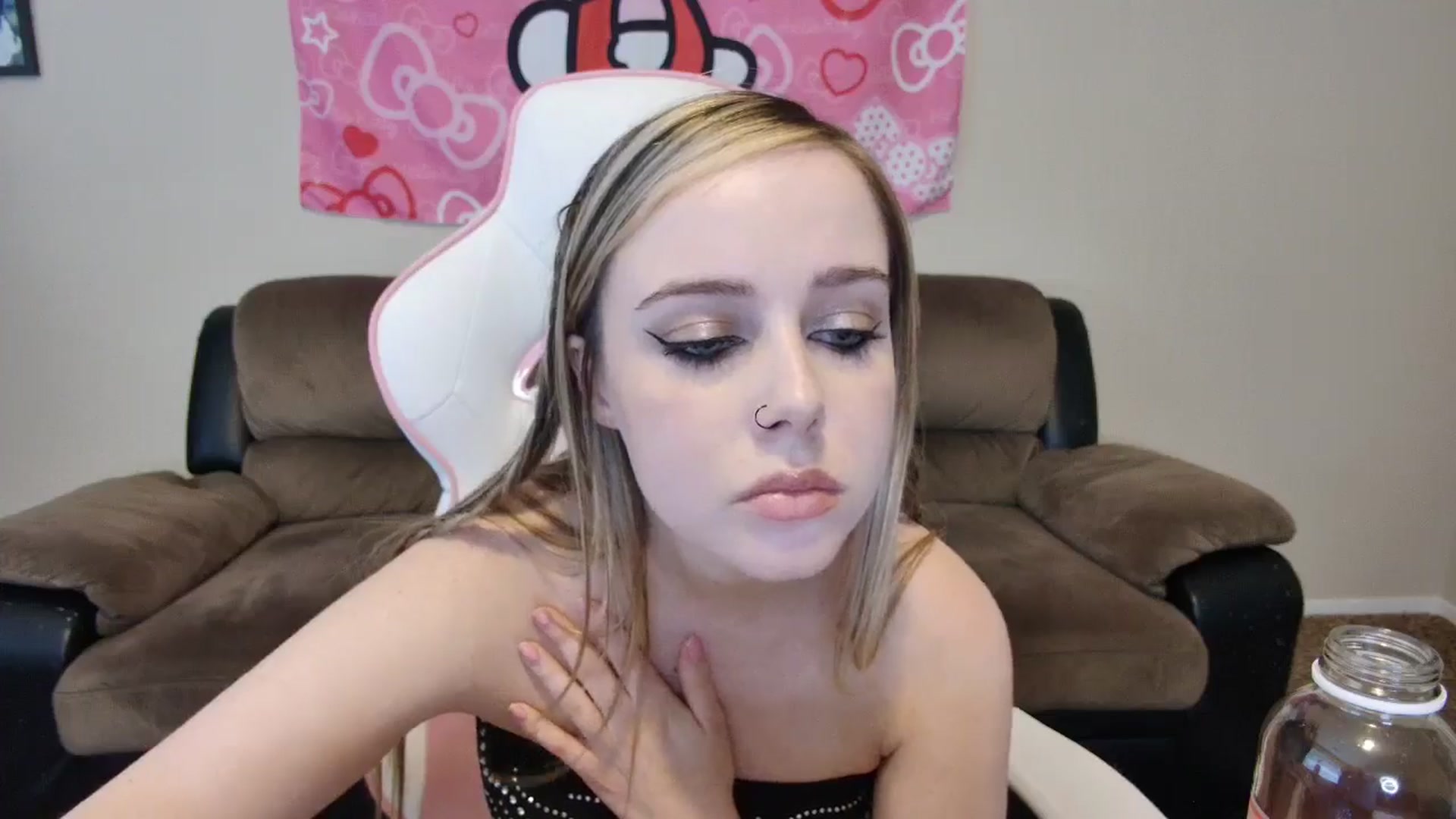 Gallery image thumbnail from lunalovelyy's myfreecams stream on, 06/20/2024, 01:36 image 20 of 20