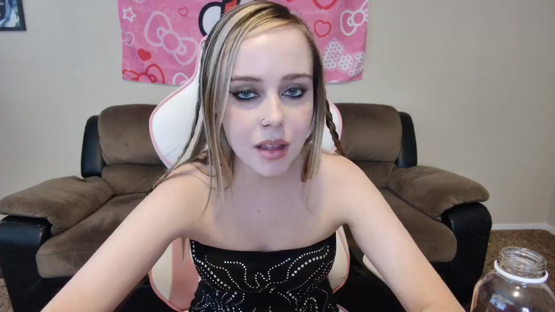 Gallery image thumbnail from lunalovelyy's myfreecams stream on, 06/20/2024, 01:36 image 18 of 20