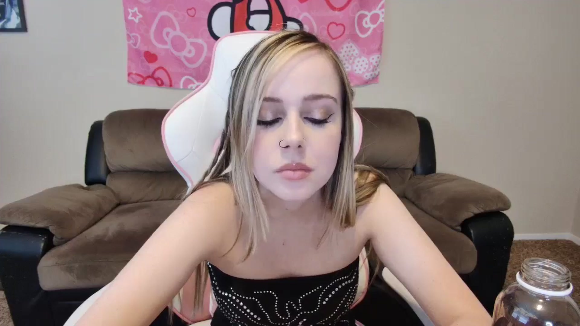 Gallery image thumbnail from lunalovelyy's myfreecams stream on, 06/20/2024, 01:36 image 15 of 20