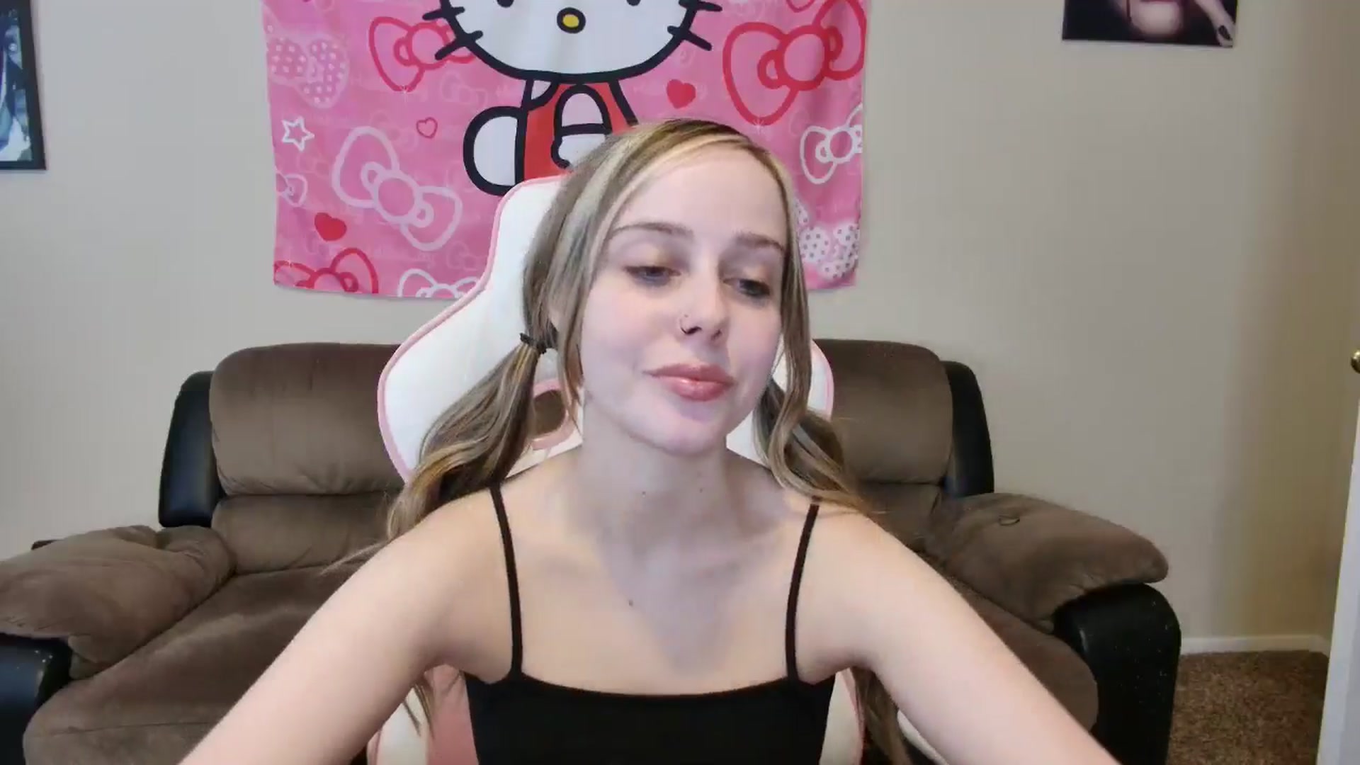 Gallery image thumbnail from lunalovelyy's myfreecams stream on, 07/03/2024, 19:55 image 6 of 20