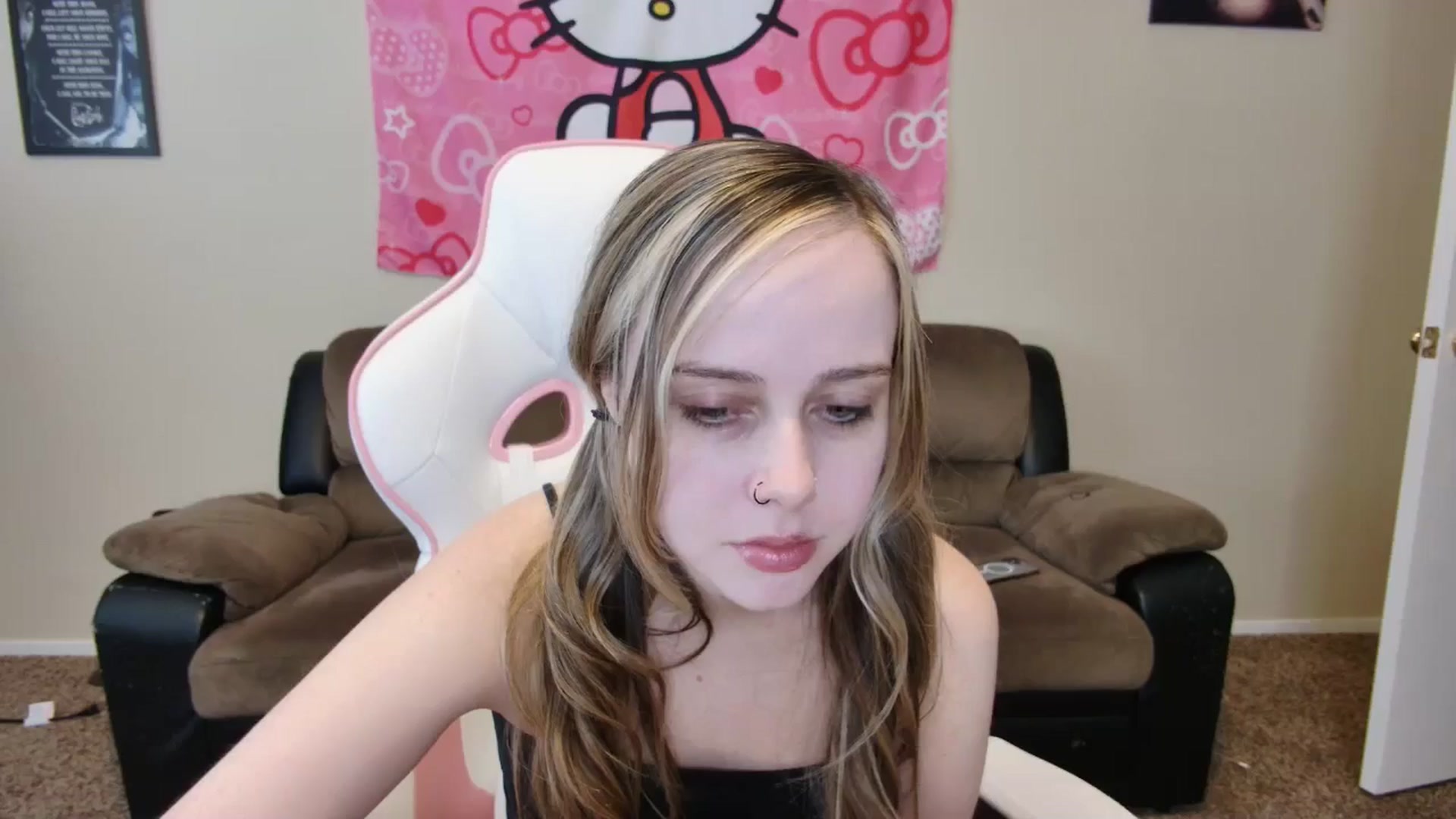 Gallery image thumbnail from lunalovelyy's myfreecams stream on, 07/03/2024, 19:55 image 18 of 20
