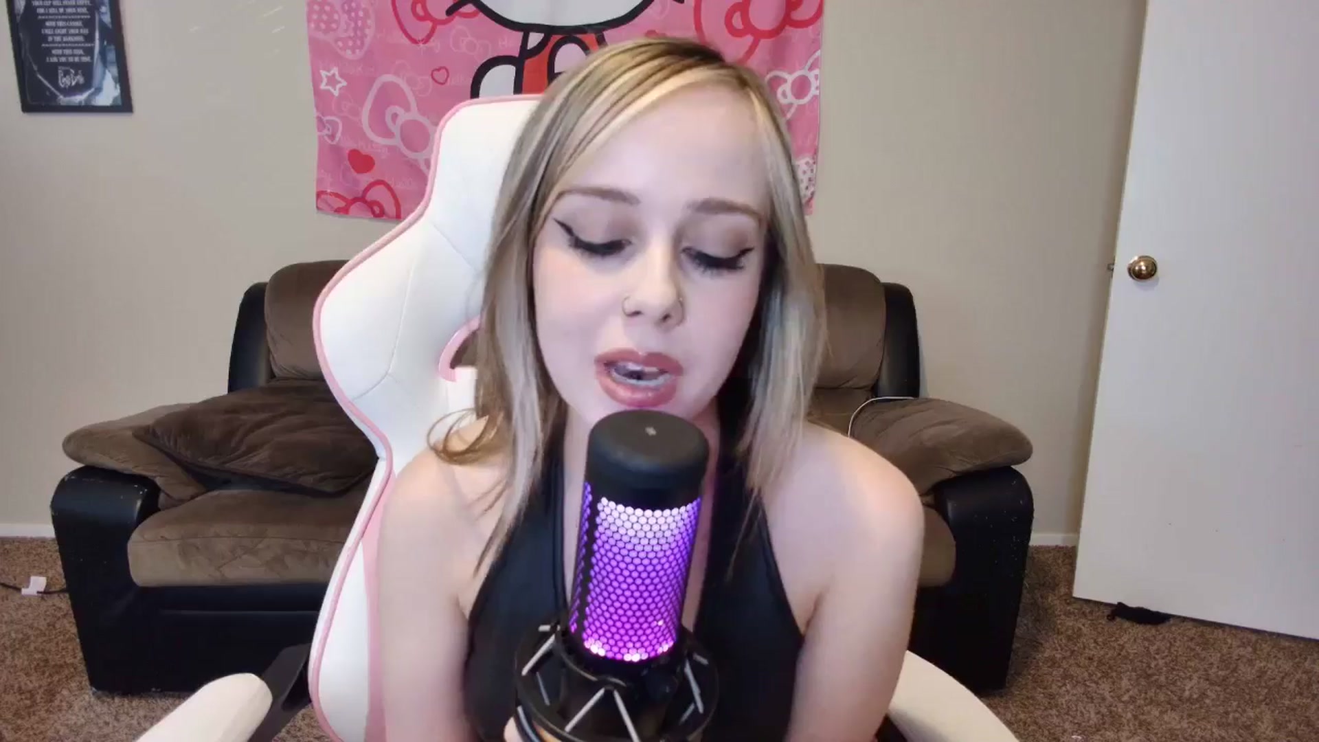 Gallery image thumbnail from lunalovelyy's myfreecams stream on, 07/08/2024, 02:25 image 13 of 20