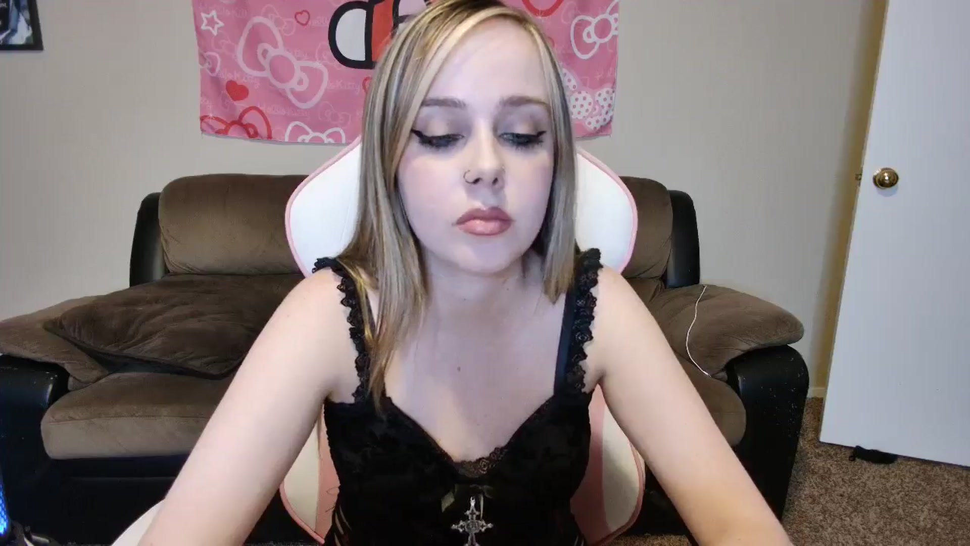 Gallery image thumbnail from lunalovelyy's myfreecams stream on, 07/08/2024, 07:37 image 20 of 20