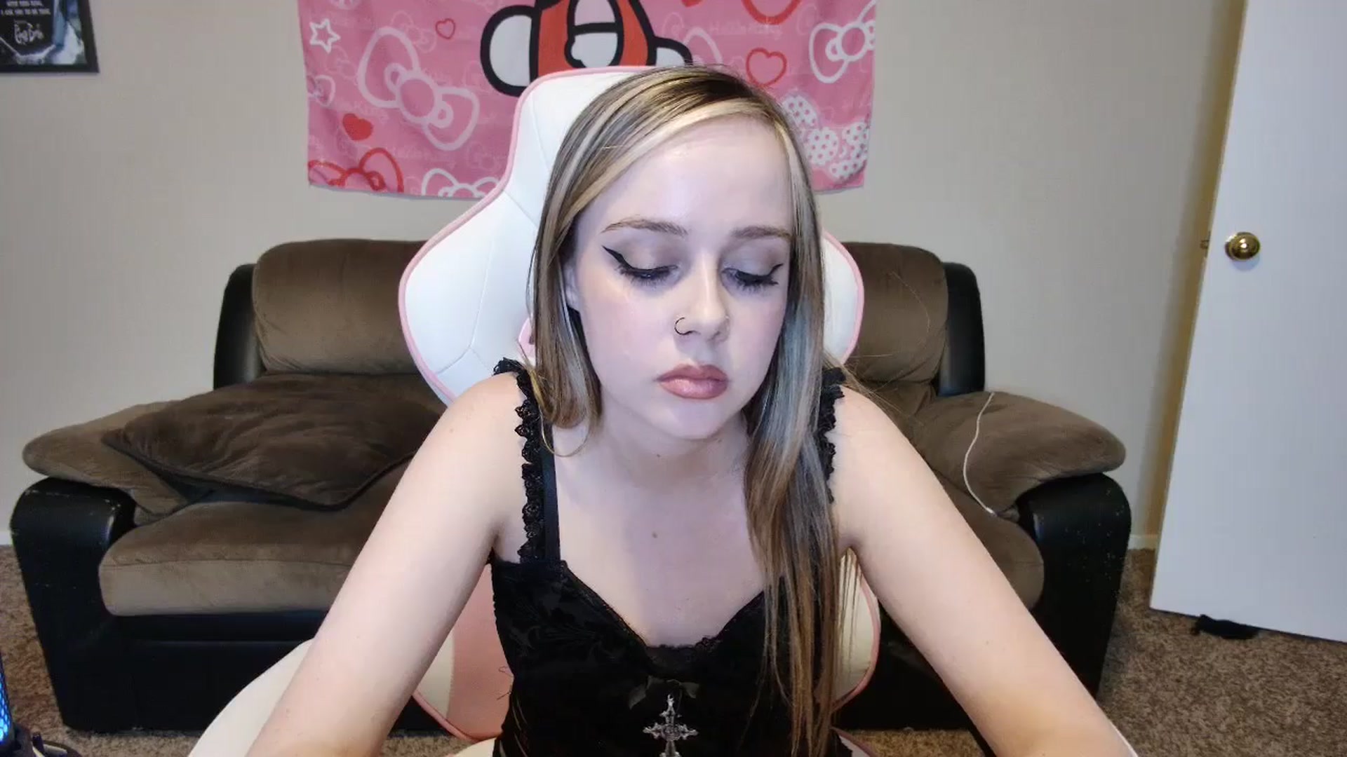 Gallery image thumbnail from lunalovelyy's myfreecams stream on, 07/08/2024, 07:37 image 14 of 20