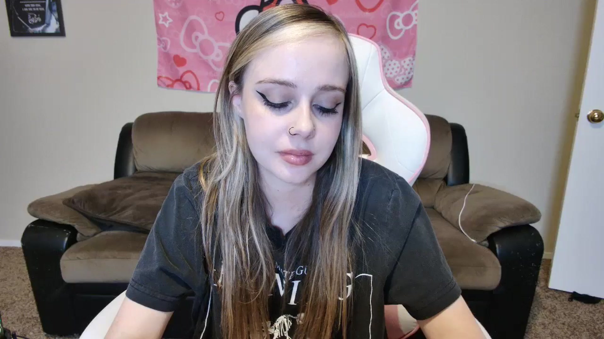 Gallery image thumbnail from lunalovelyy's myfreecams stream on, 07/08/2024, 10:04 image 20 of 20