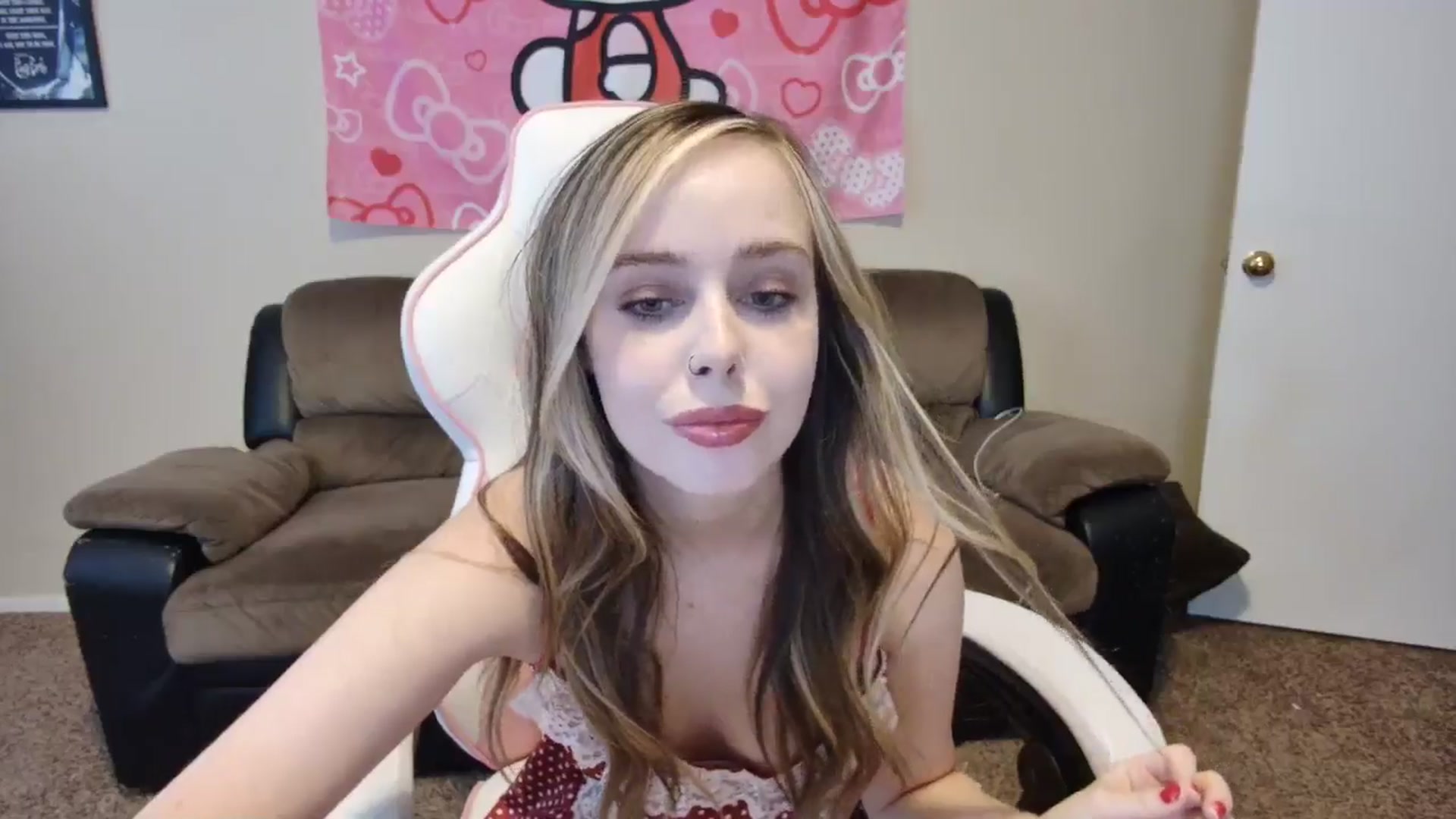 Gallery image thumbnail from lunalovelyy's myfreecams stream on, 08/12/2024, 01:15 image 4 of 20