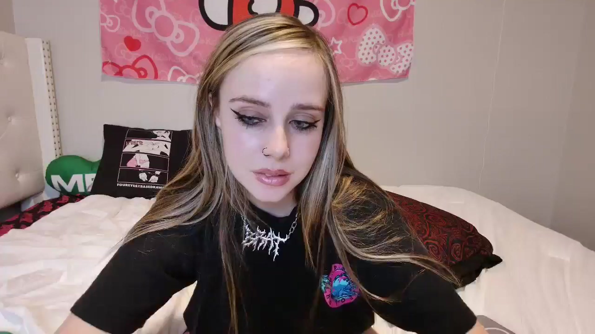 Gallery image thumbnail from lunalovelyy's myfreecams stream on, 08/25/2024, 12:37 image 14 of 20