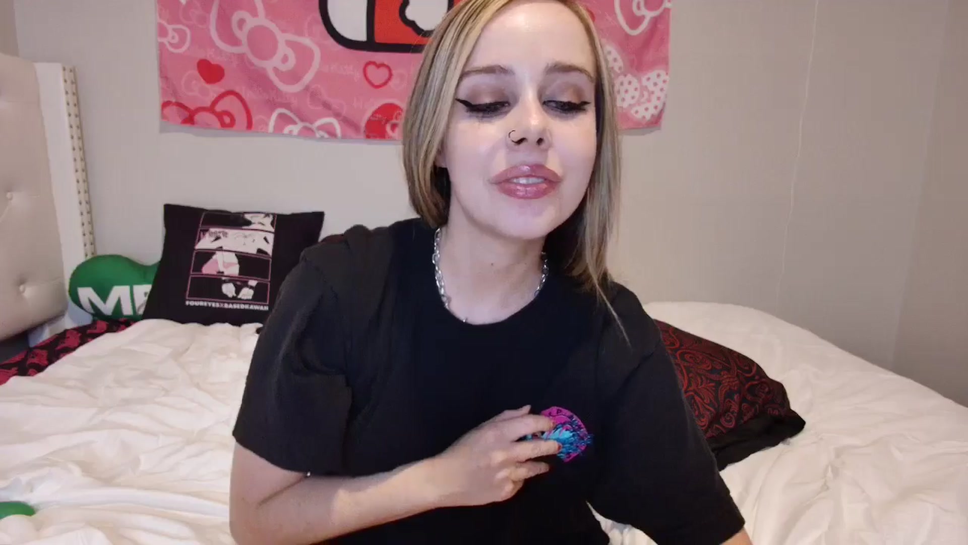 Gallery image thumbnail from lunalovelyy's myfreecams stream on, 08/25/2024, 12:37 image 12 of 20