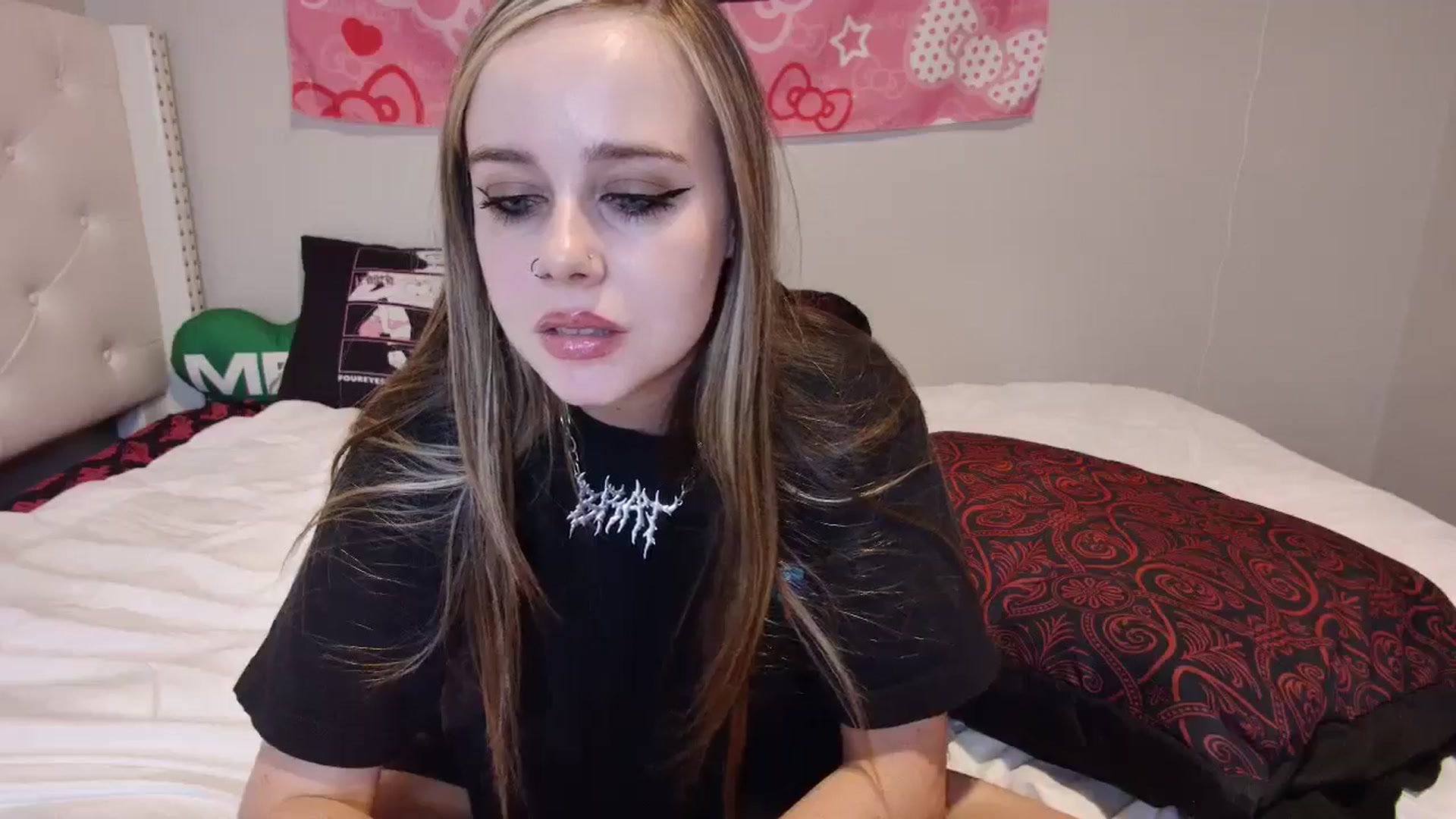 Gallery image thumbnail from lunalovelyy's myfreecams stream on, 08/25/2024, 12:37 image 9 of 20