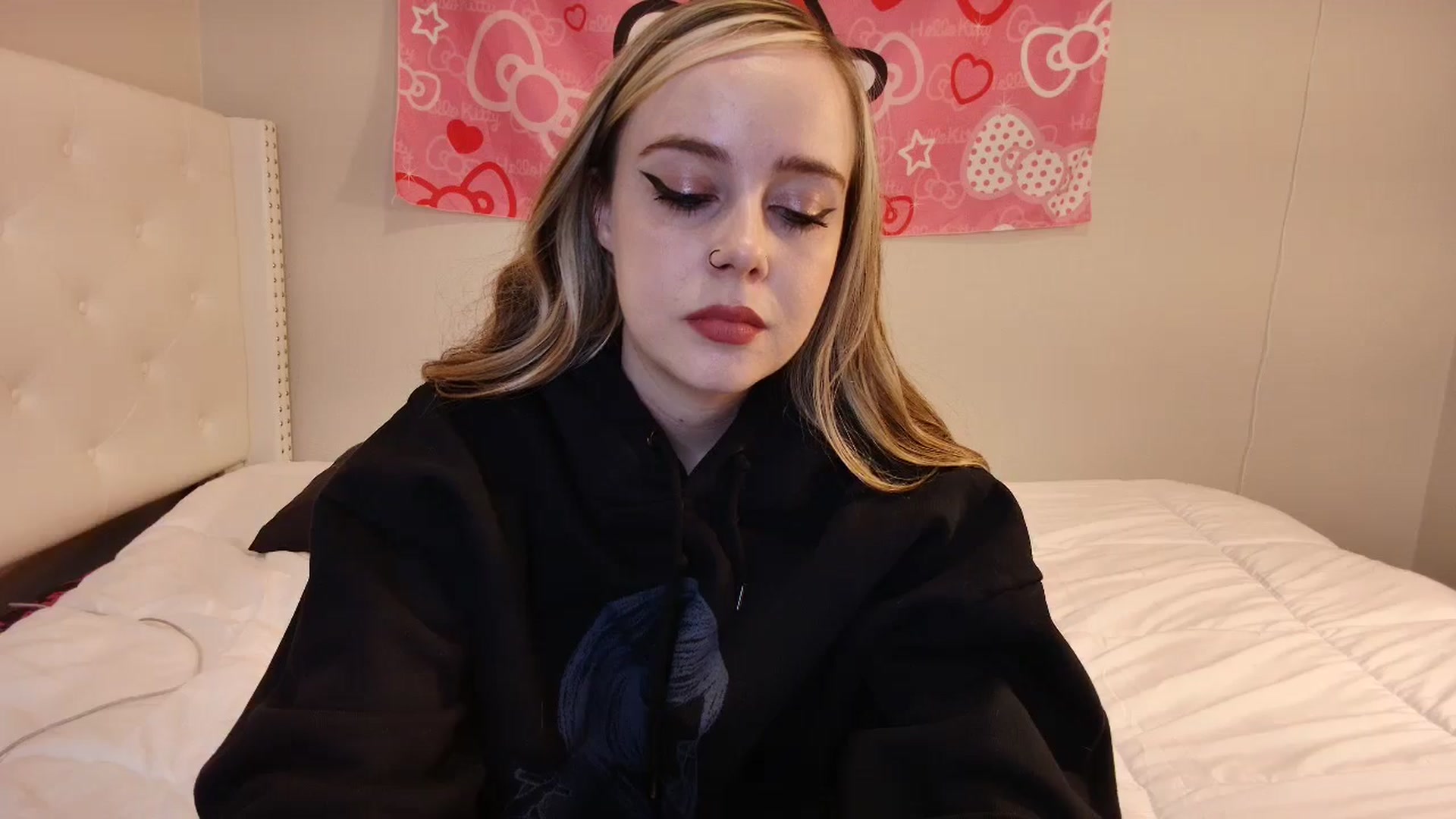 Gallery image thumbnail from lunalovelyy's myfreecams stream on, 09/15/2024, 08:25 image 13 of 20