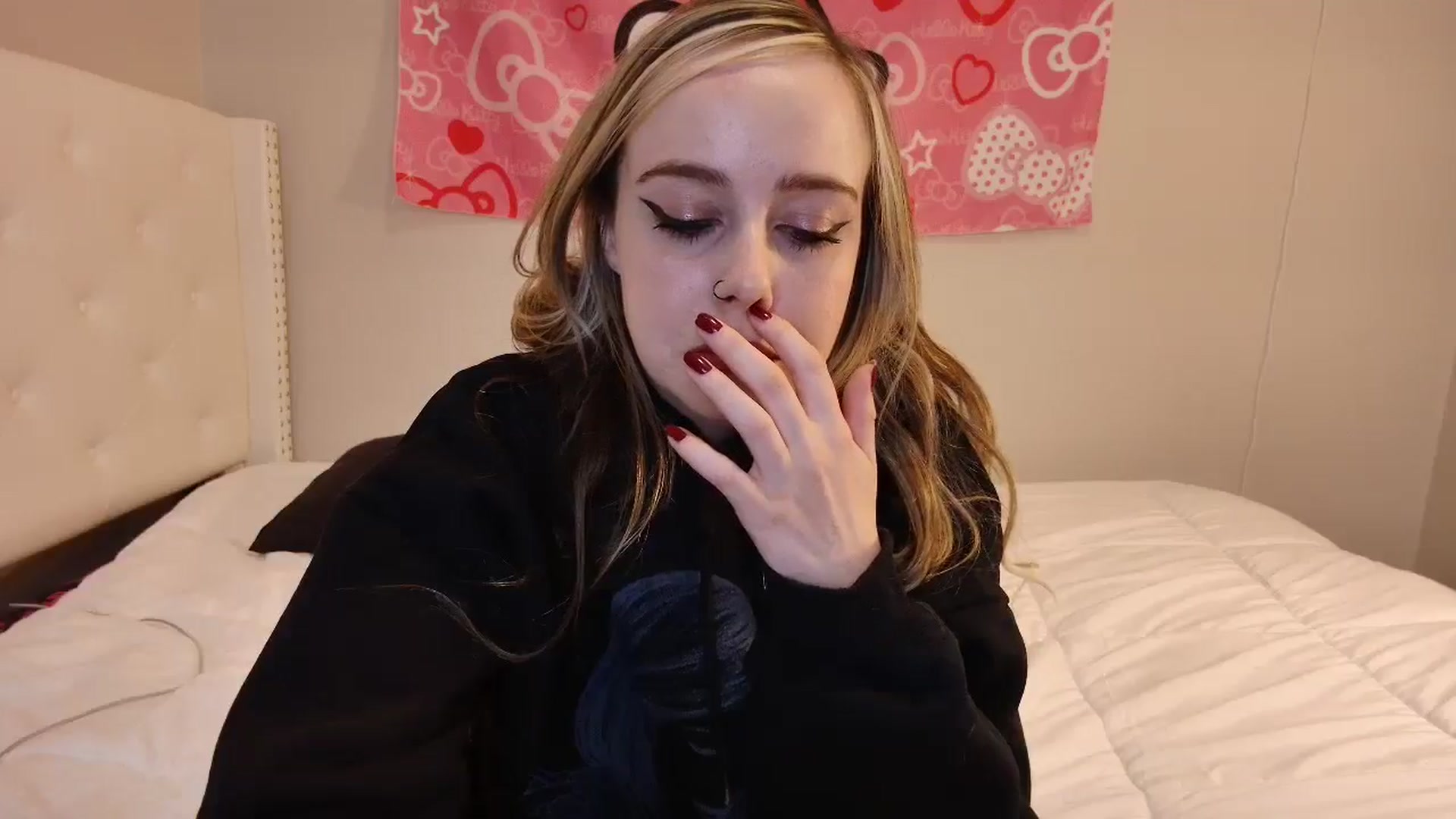Gallery image thumbnail from lunalovelyy's myfreecams stream on, 09/15/2024, 08:25 image 12 of 20