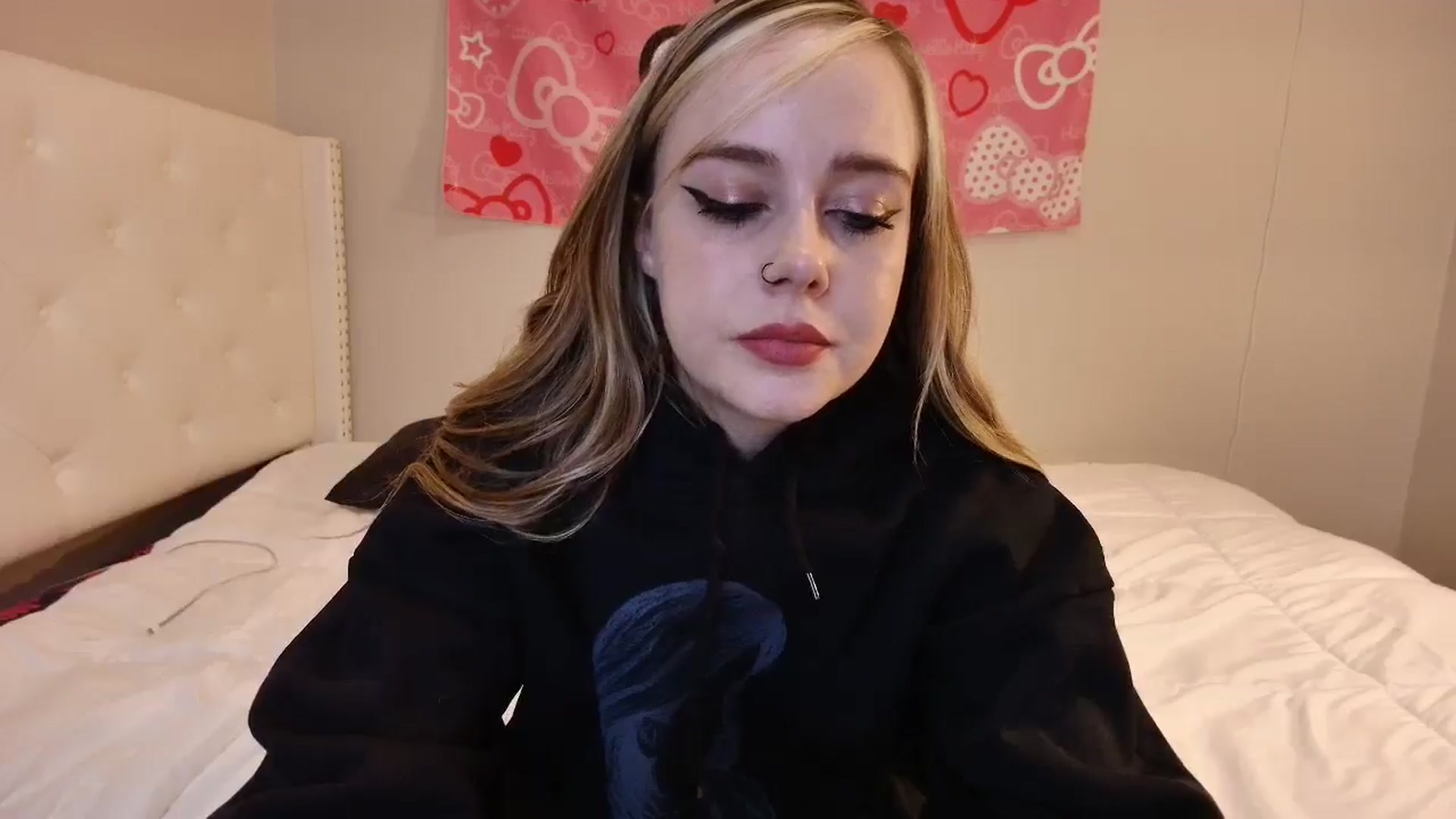 Gallery image thumbnail from lunalovelyy's myfreecams stream on, 09/15/2024, 08:25 image 20 of 20