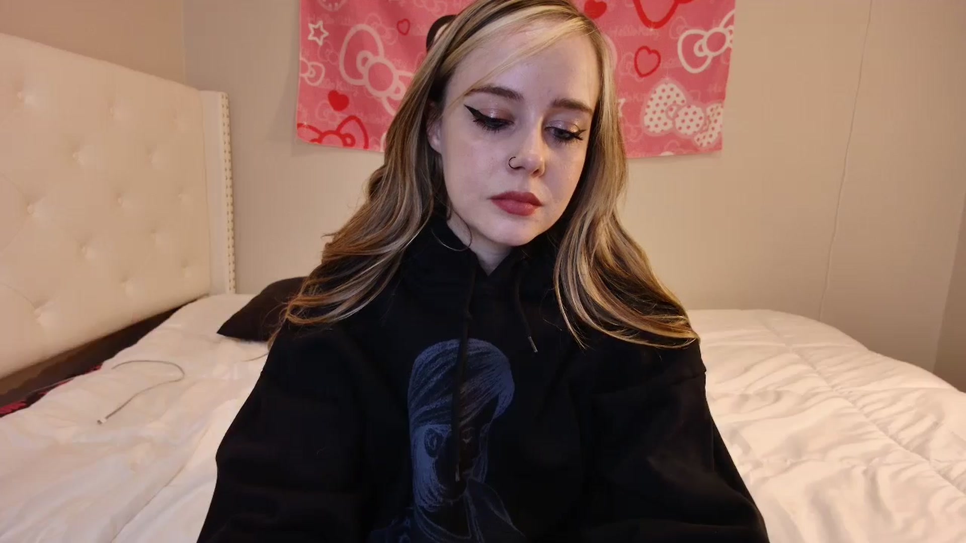 Gallery image thumbnail from lunalovelyy's myfreecams stream on, 09/15/2024, 08:25 image 19 of 20