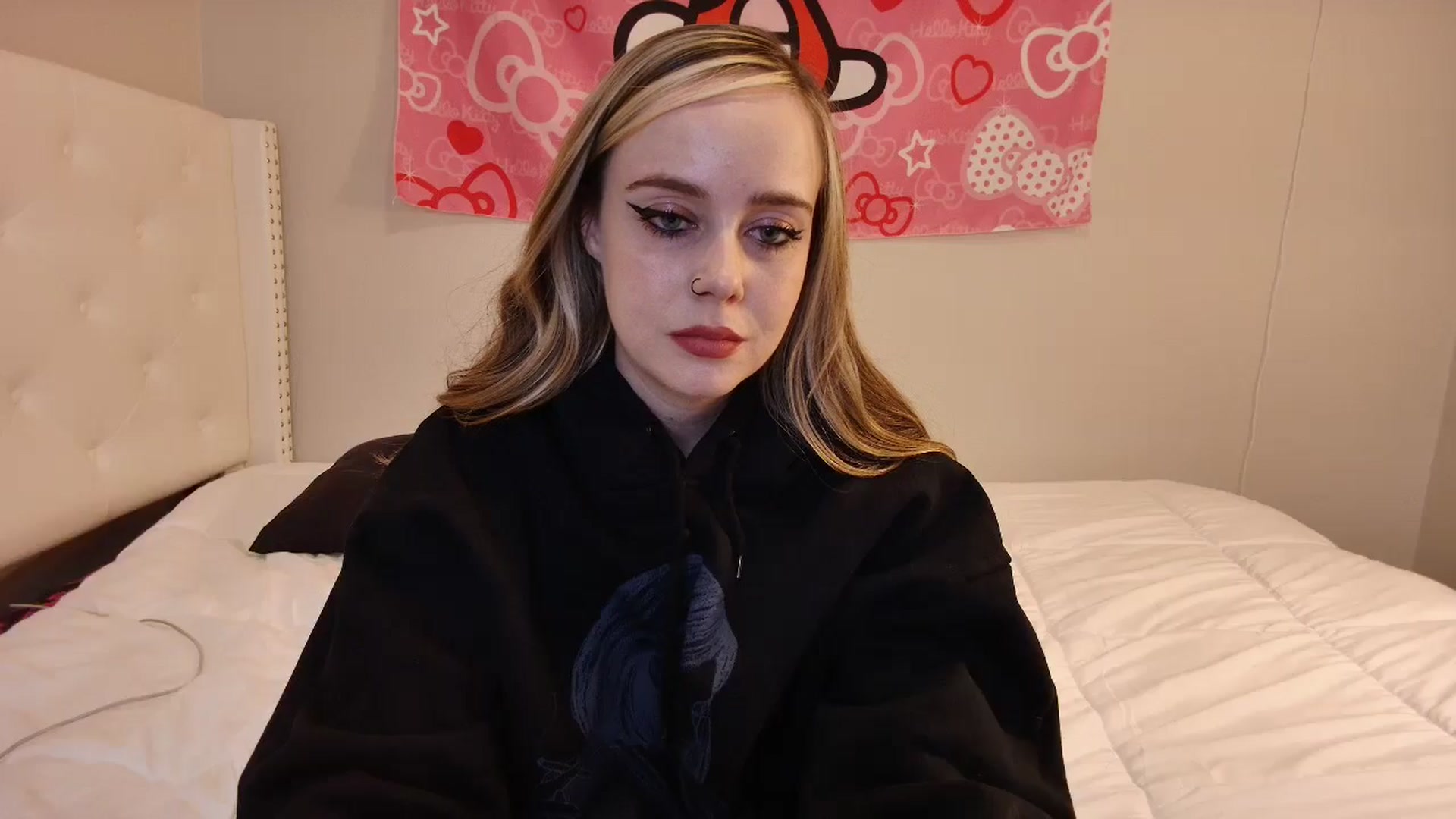 Gallery image thumbnail from lunalovelyy's myfreecams stream on, 09/15/2024, 08:25 image 14 of 20