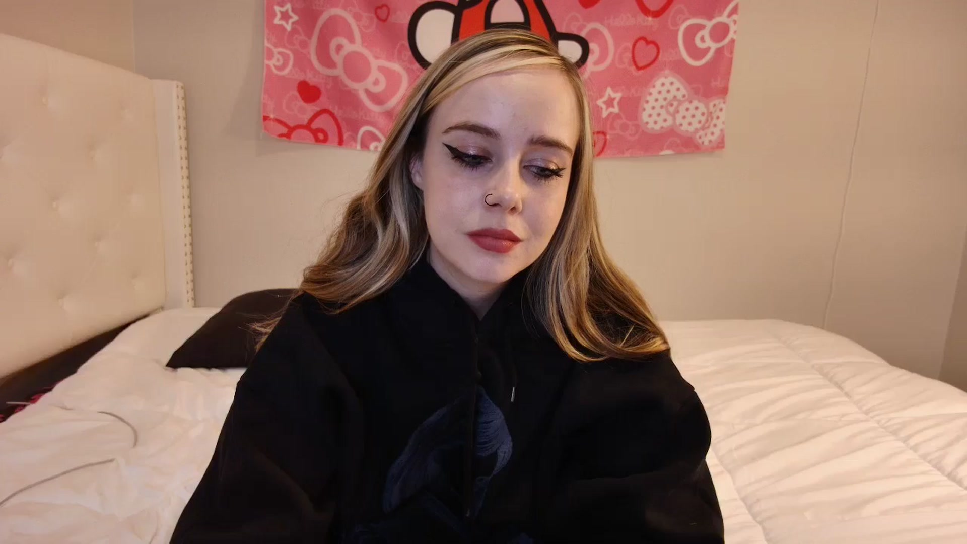 Gallery image thumbnail from lunalovelyy's myfreecams stream on, 09/15/2024, 08:25 image 15 of 20