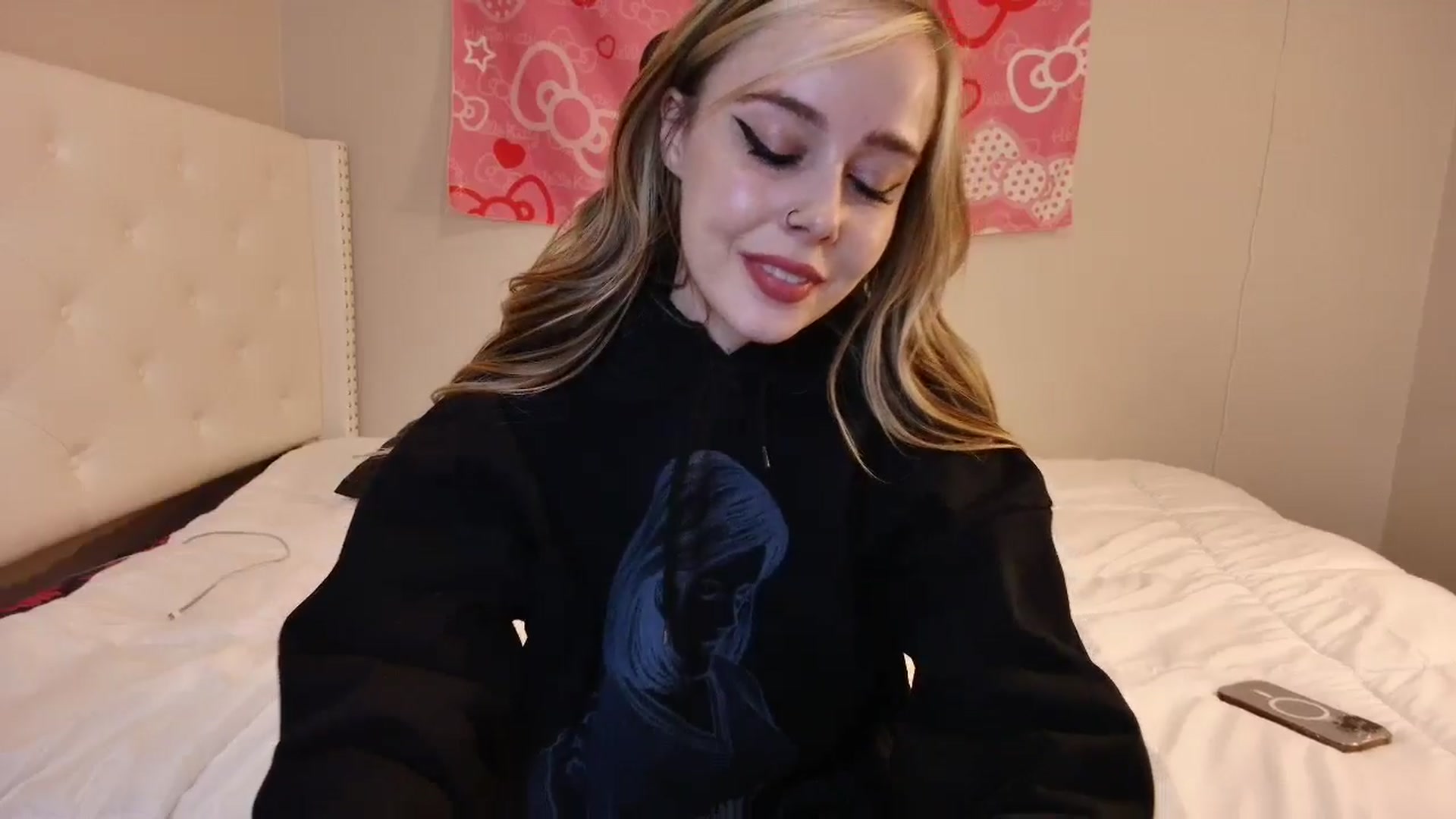 Gallery image thumbnail from lunalovelyy's myfreecams stream on, 09/15/2024, 08:25 image 18 of 20
