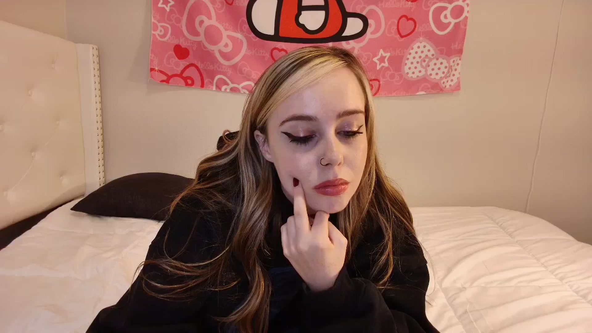 Gallery image thumbnail from lunalovelyy's myfreecams stream on, 09/15/2024, 12:16 image 11 of 20