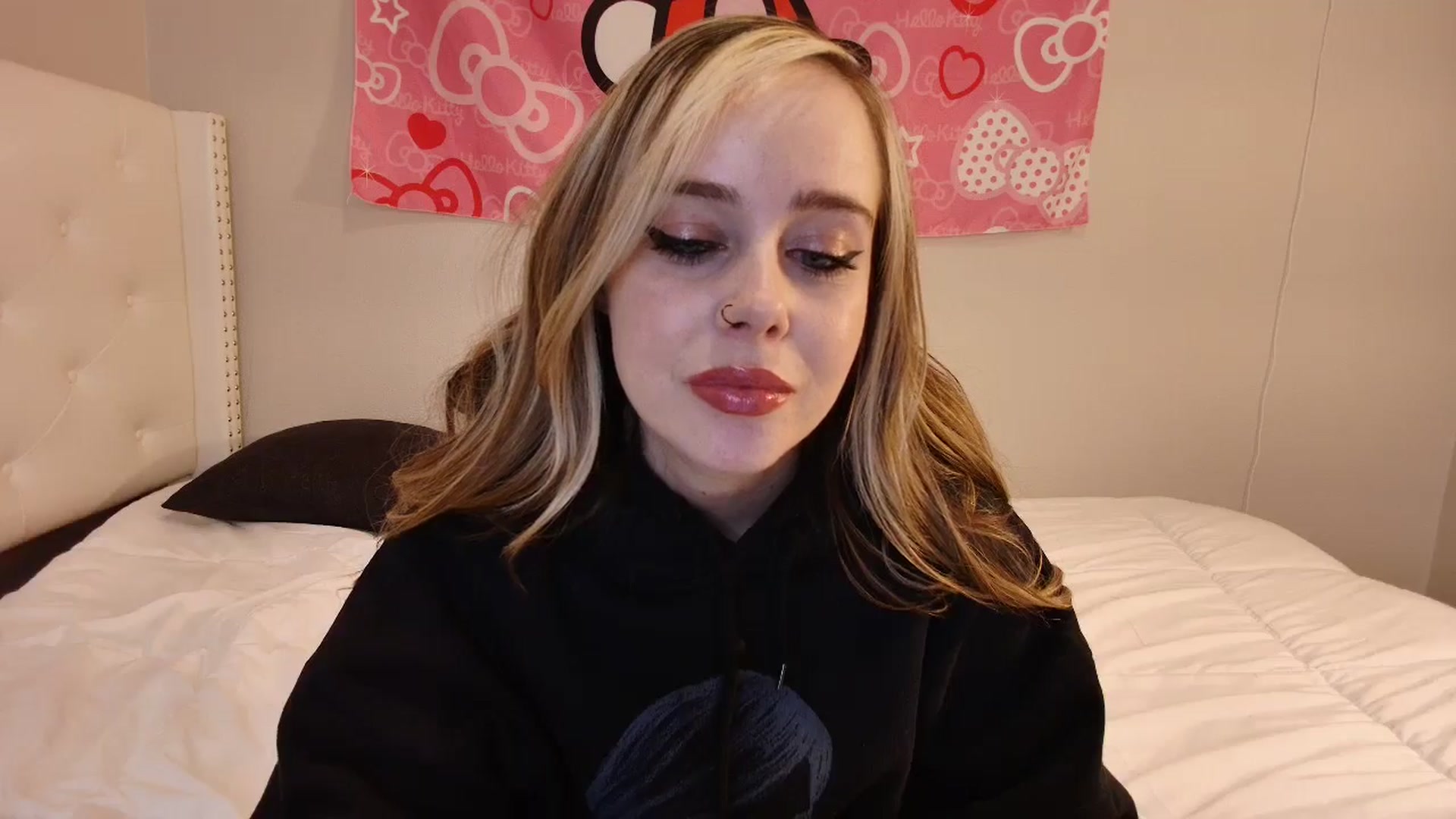 Gallery image thumbnail from lunalovelyy's myfreecams stream on, 09/15/2024, 12:16 image 6 of 20